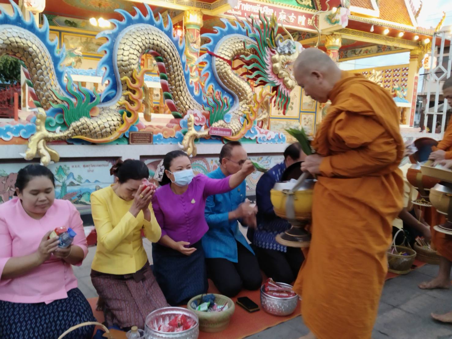 พช.ยโสธรร่วมทำบุญตักบาตรย้อนยุค วิถีถิ่น วิถีไทย ถนนคนเดินยโสธร เมืองเก่าบ้านสิงห์ท่า และร่วมกันสวมใส่ผ้าไทยตามโครงการ “ผ้าไทยใส่ให้สนุก
