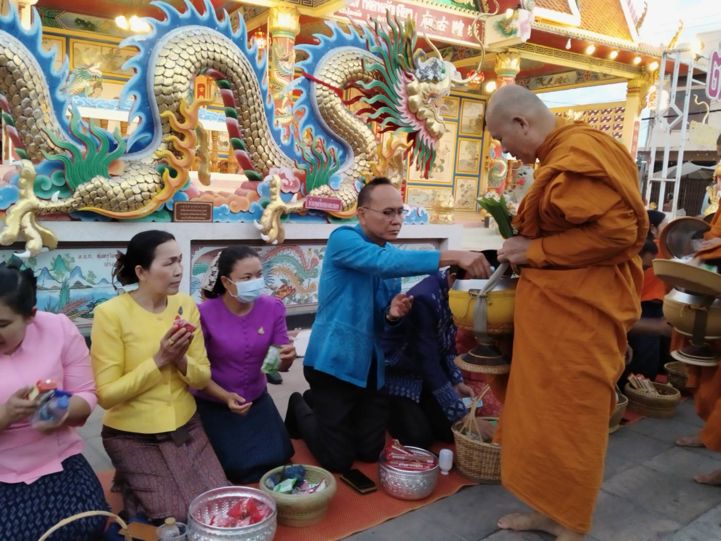 พช.ยโสธรร่วมทำบุญตักบาตรย้อนยุค วิถีถิ่น วิถีไทย ถนนคนเดินยโสธร เมืองเก่าบ้านสิงห์ท่า และร่วมกันสวมใส่ผ้าไทยตามโครงการ “ผ้าไทยใส่ให้สนุก