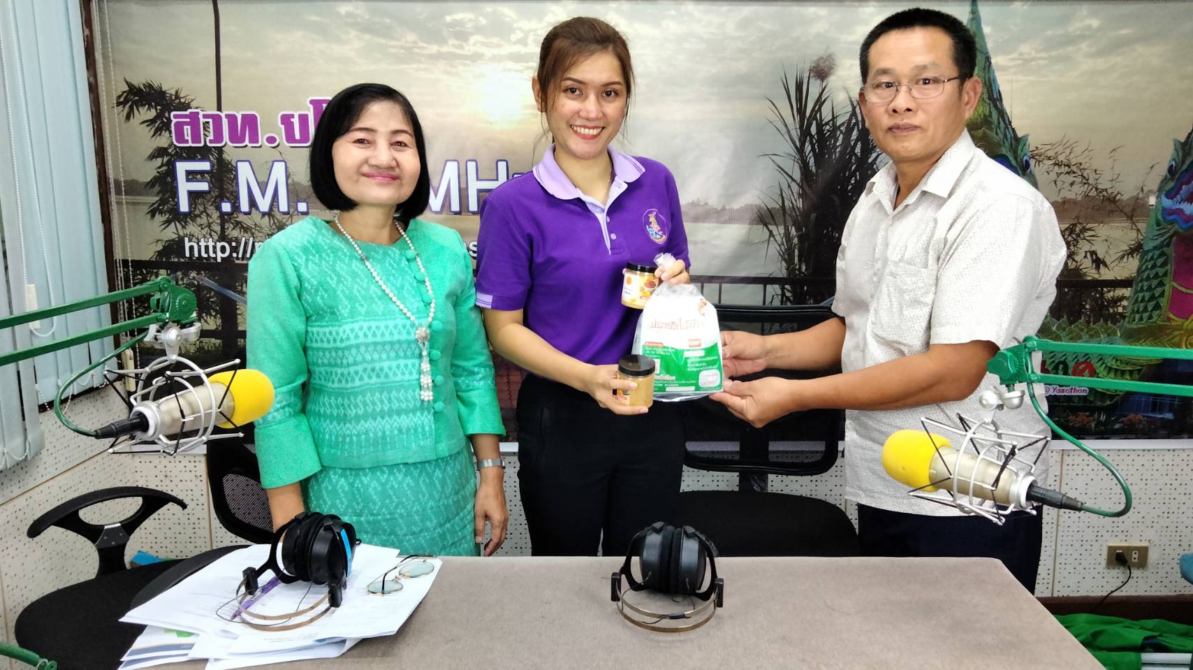 พช.ยโสธร นำกลุ่มผู้ประกอบการ OTOP ออกรายการวิทยุ “ออนซอนยโสธร” ณ สถานีวิทยุกระจายเสียงแห่งประเทศไทย จังหวัดยโสธร