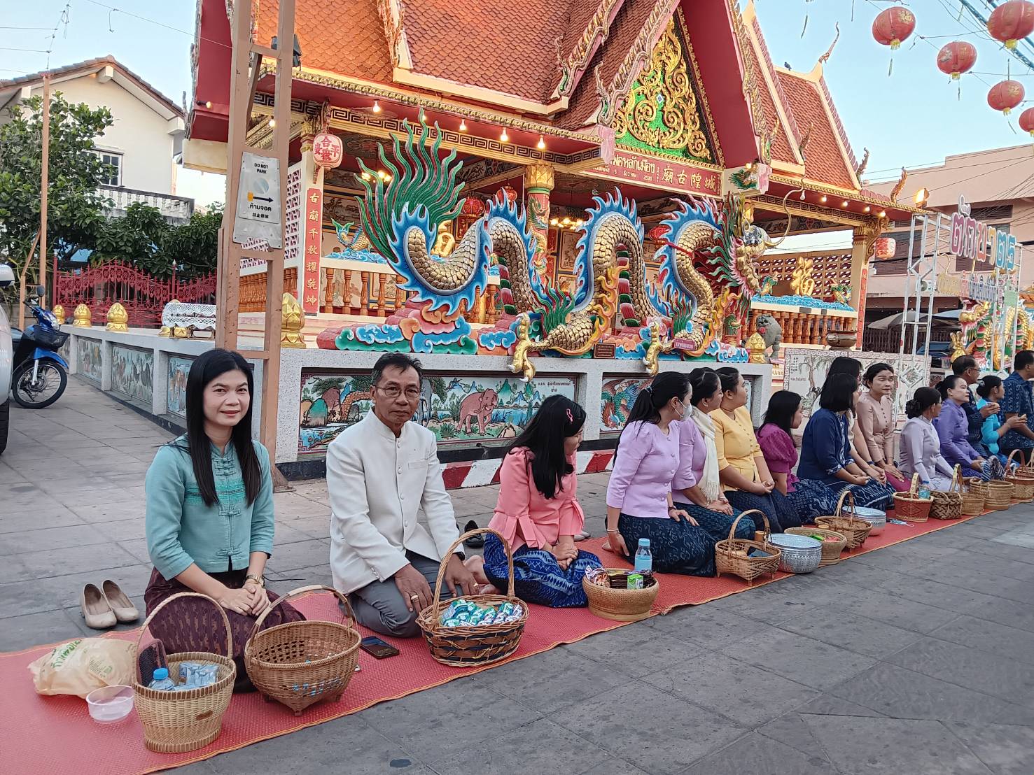 พช.ยโสธร ร่วมทำบุญตักบาตรย้อนยุค วิถีถิ่น วิถีไทย ถนนคนเดินยโสธร เมืองเก่าบ้านสิงห์ท่า และร่วมกันสวมใส่ผ้าไทยตามโครงการ “ผ้าไทยใส่ให้สนุก