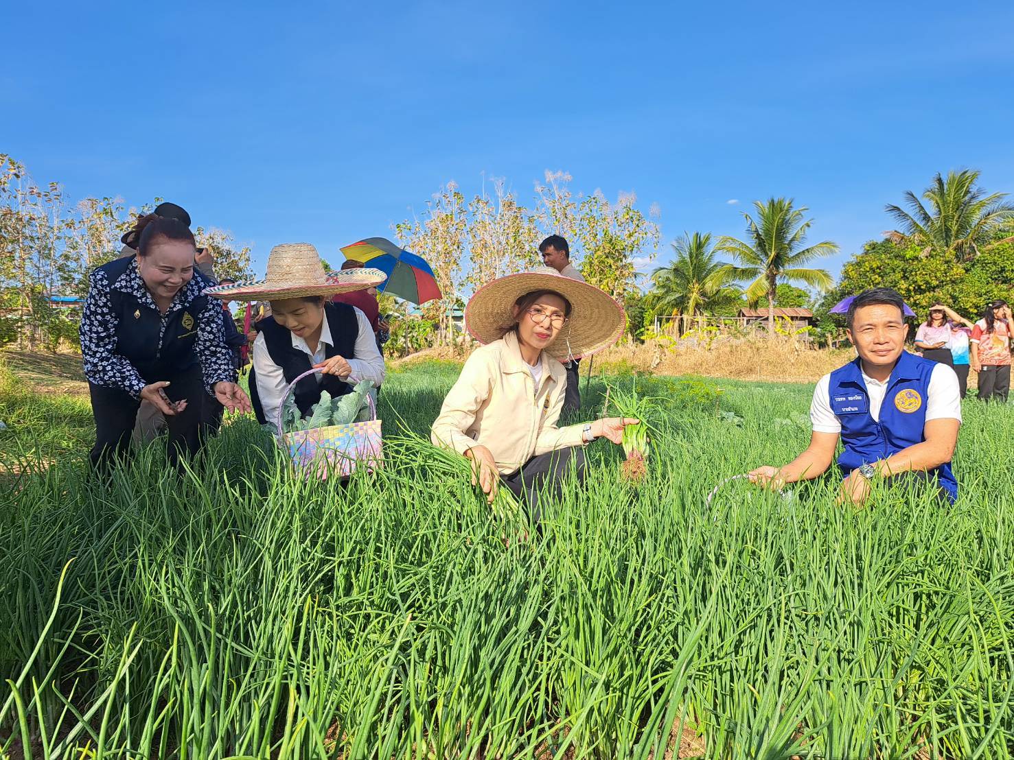 พช.ยโสธร ร่วมลงพื้นที่ติดตามภารกิจชมรมแม่บ้านมหาดไทยจังหวัดยโสธรในพื้นที่ อำเภอทรายมูลและอำเภอเลิงนกทา จังหวัดยโสธร
