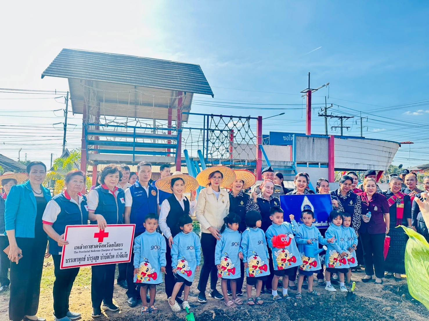พช.ยโสธร ร่วมลงพื้นที่ติดตามภารกิจชมรมแม่บ้านมหาดไทยจังหวัดยโสธรในพื้นที่ อำเภอทรายมูลและอำเภอเลิงนกทา จังหวัดยโสธร