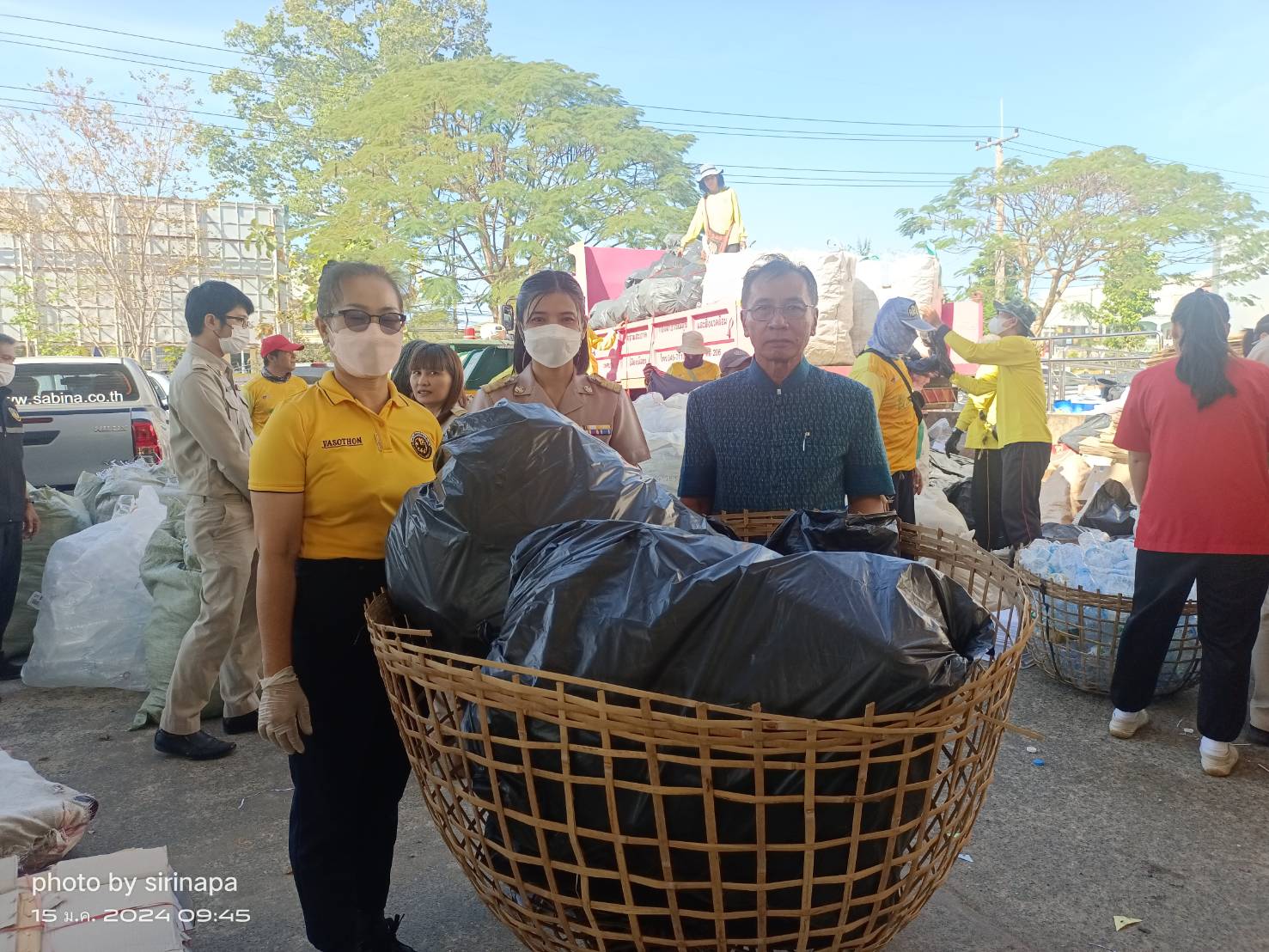 พช.ยโสธร ร่วมขับเคลื่อนจังหวัดสะอาดอย่างยั่งยืน รวมพลัง คัดแยก (ขยะ) แลกบุญ ลดปัญหาขยะ ลดก๊าซเรือนกระจก และยังได้ร่วมทำบุญสาธารณกุศลด้วย