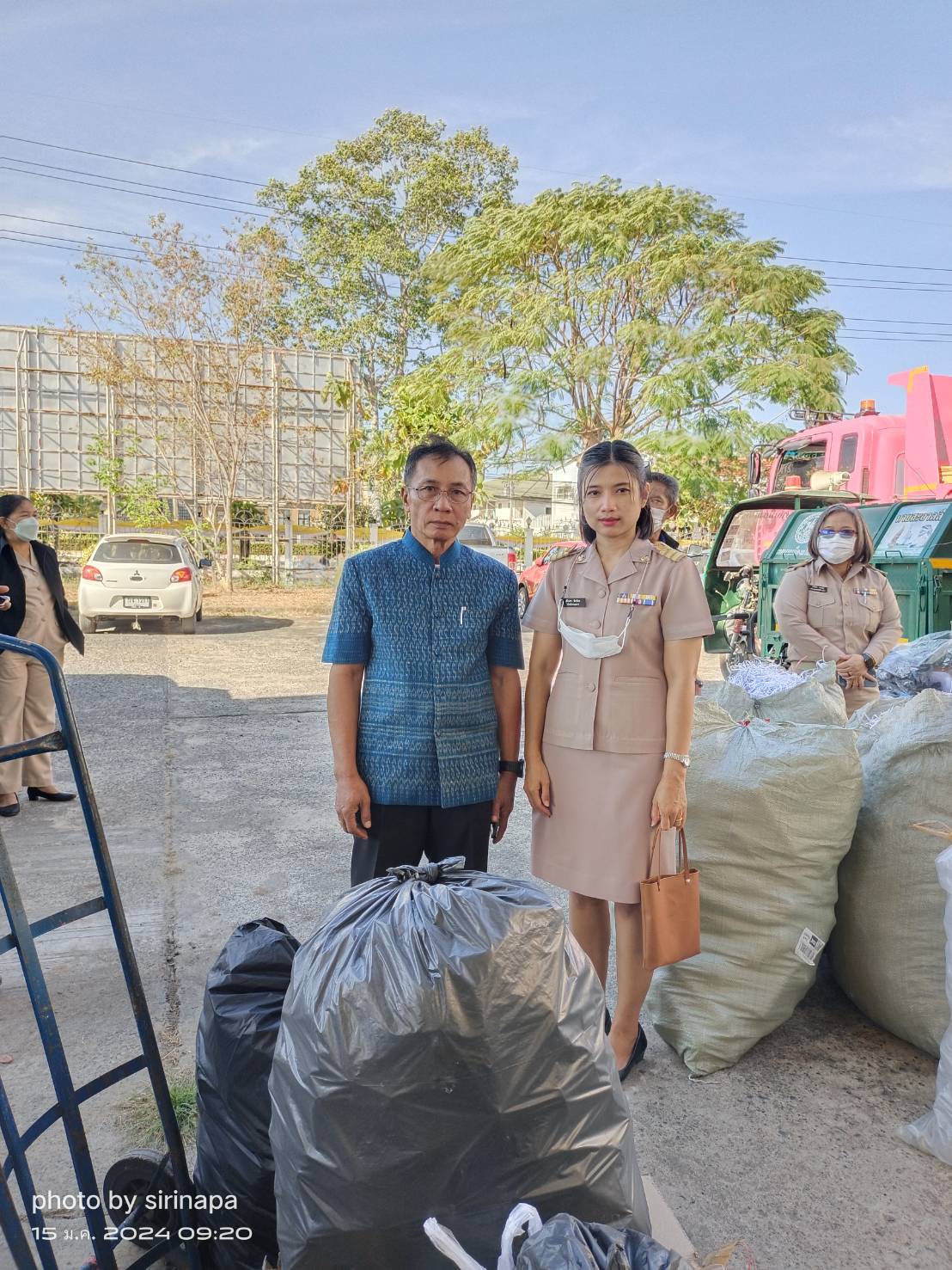 พช.ยโสธร ร่วมขับเคลื่อนจังหวัดสะอาดอย่างยั่งยืน รวมพลัง คัดแยก (ขยะ) แลกบุญ ลดปัญหาขยะ ลดก๊าซเรือนกระจก และยังได้ร่วมทำบุญสาธารณกุศลด้วย