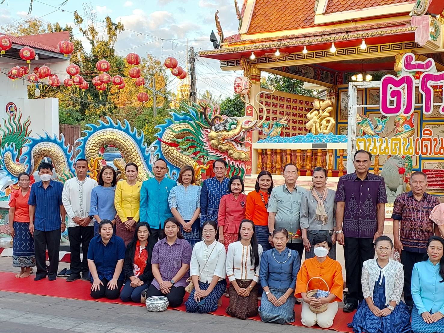 พช.ยโสธรร่วมทำบุญตักบาตรย้อนยุค วิถีถิ่น วิถีไทย ถนนคนเดินยโสธร เมืองเก่าบ้านสิงห์ท่า และร่วมกันสวมใส่ผ้าไทยตามโครงการ “ผ้าไทยใส่ให้สนุก