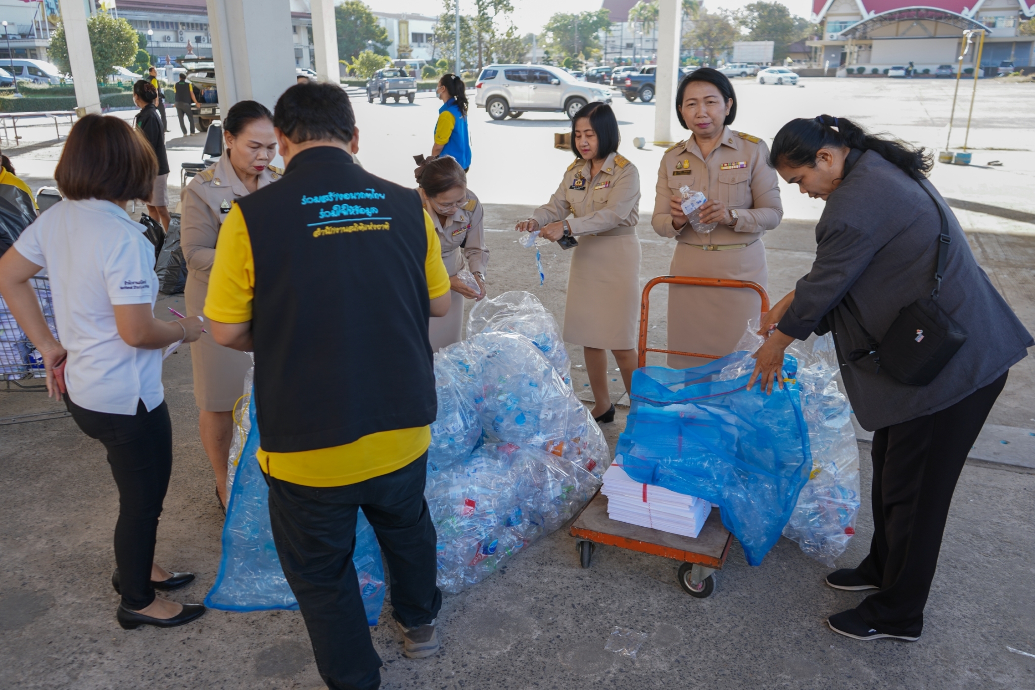 พช.ยโสธร ร่วมขับเคลื่อนจังหวัดสะอาดอย่างยั่งยืน รวมพลัง คัดแยก (ขยะ) แลกบุญ ลดปัญหาขยะ ลดก๊าซเรือนกระจก และยังได้ร่วมทำบุญสาธารณกุศลด้วย