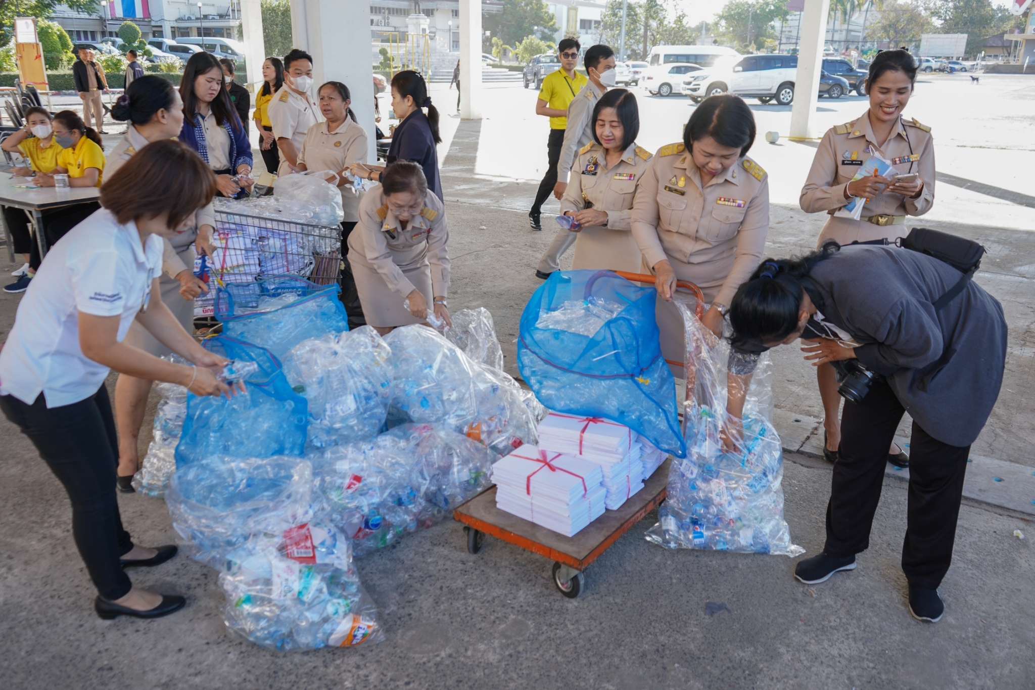 พช.ยโสธร ร่วมขับเคลื่อนจังหวัดสะอาดอย่างยั่งยืน รวมพลัง คัดแยก (ขยะ) แลกบุญ ลดปัญหาขยะ ลดก๊าซเรือนกระจก และยังได้ร่วมทำบุญสาธารณกุศลด้วย