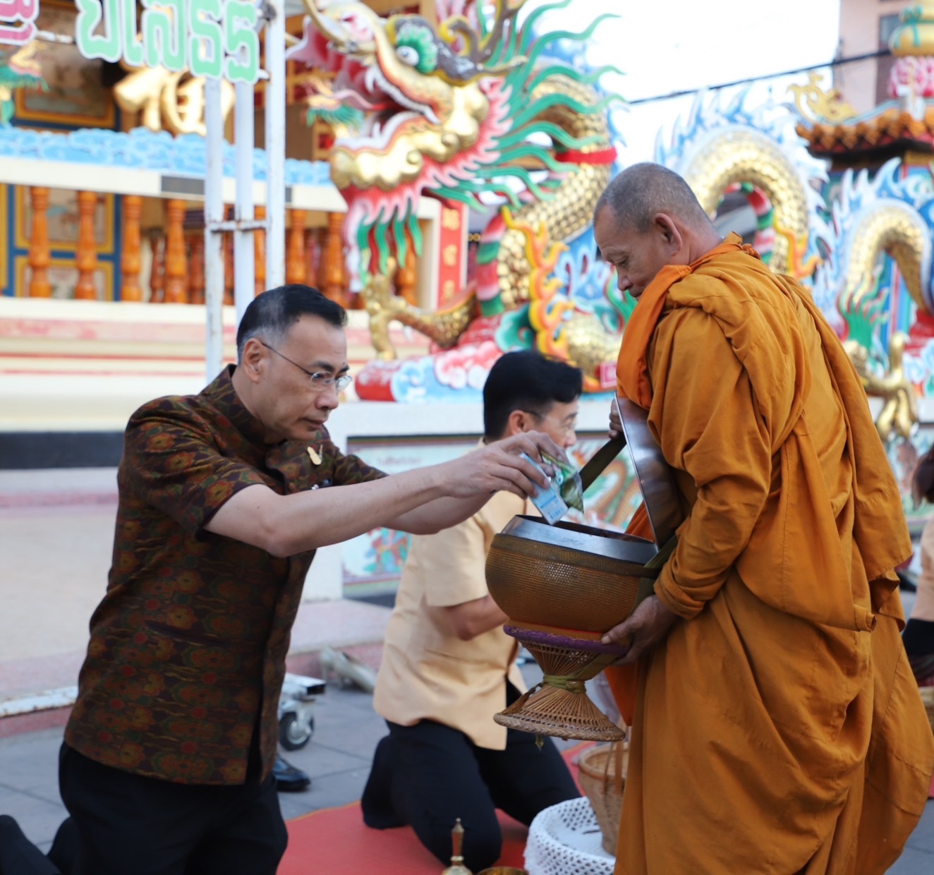 พช.ยโสธรร่วมทำบุญตักบาตรย้อนยุค วิถีถิ่น วิถีไทย ถนนคนเดินยโสธร เมืองเก่าบ้านสิงห์ท่า และร่วมกันสวมใส่ผ้าไทยตามโครงการ “ผ้าไทยใส่ให้สนุก