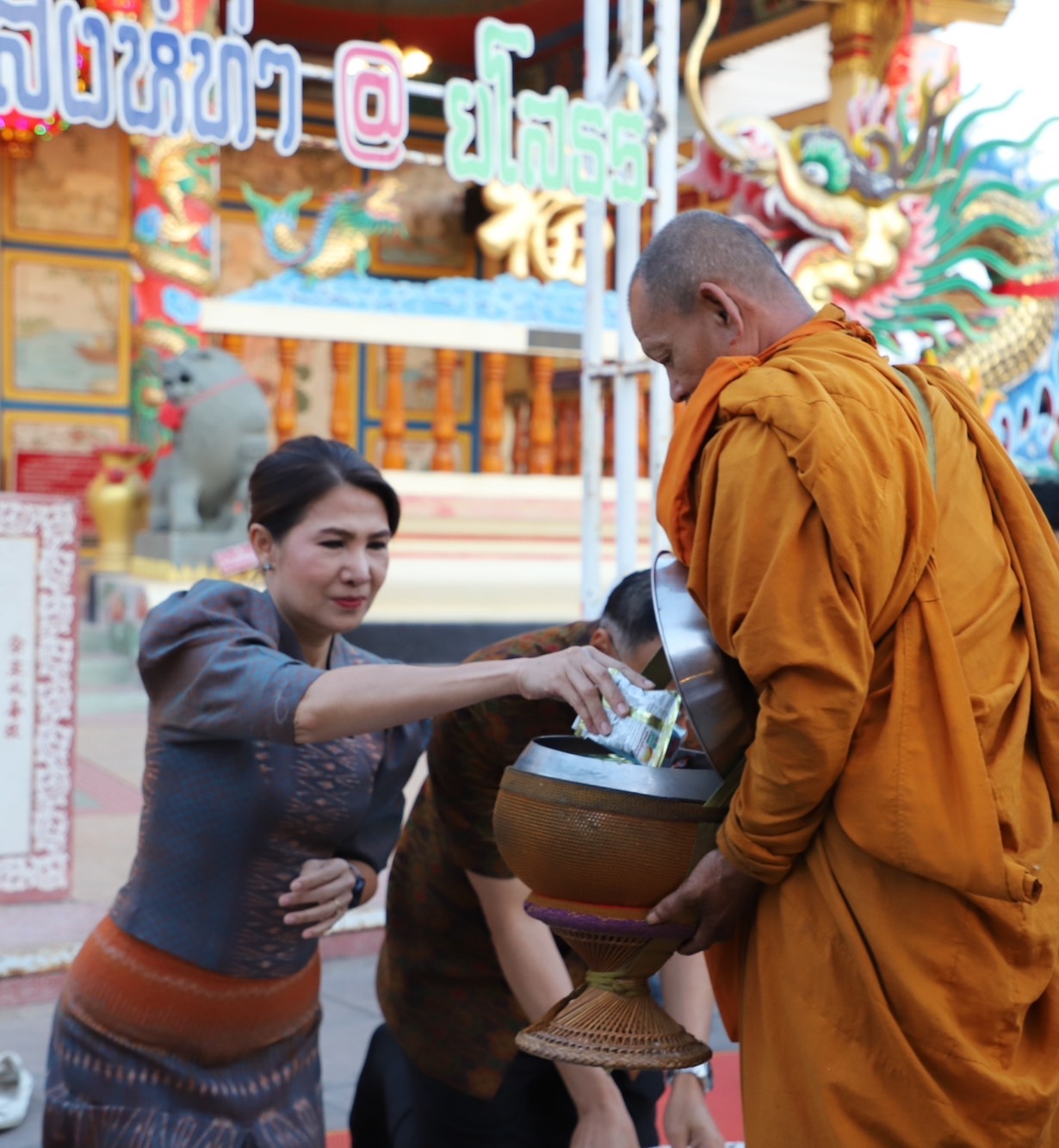 พช.ยโสธรร่วมทำบุญตักบาตรย้อนยุค วิถีถิ่น วิถีไทย ถนนคนเดินยโสธร เมืองเก่าบ้านสิงห์ท่า และร่วมกันสวมใส่ผ้าไทยตามโครงการ “ผ้าไทยใส่ให้สนุก