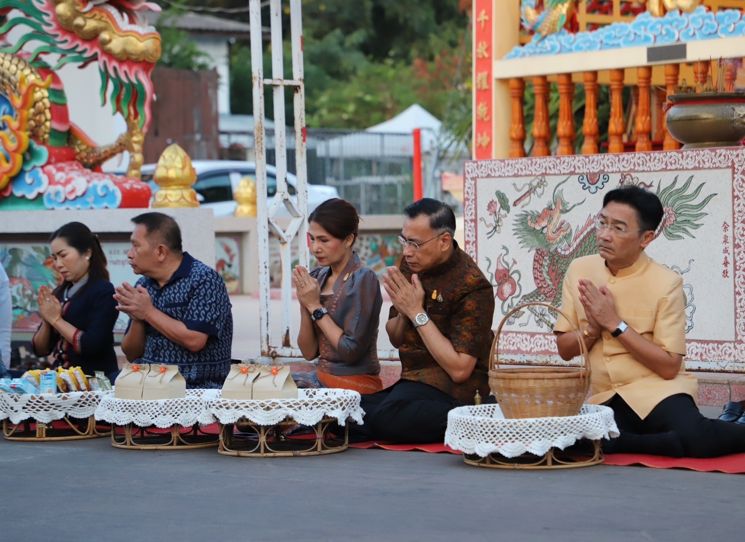 พช.ยโสธรร่วมทำบุญตักบาตรย้อนยุค วิถีถิ่น วิถีไทย ถนนคนเดินยโสธร เมืองเก่าบ้านสิงห์ท่า และร่วมกันสวมใส่ผ้าไทยตามโครงการ “ผ้าไทยใส่ให้สนุก
