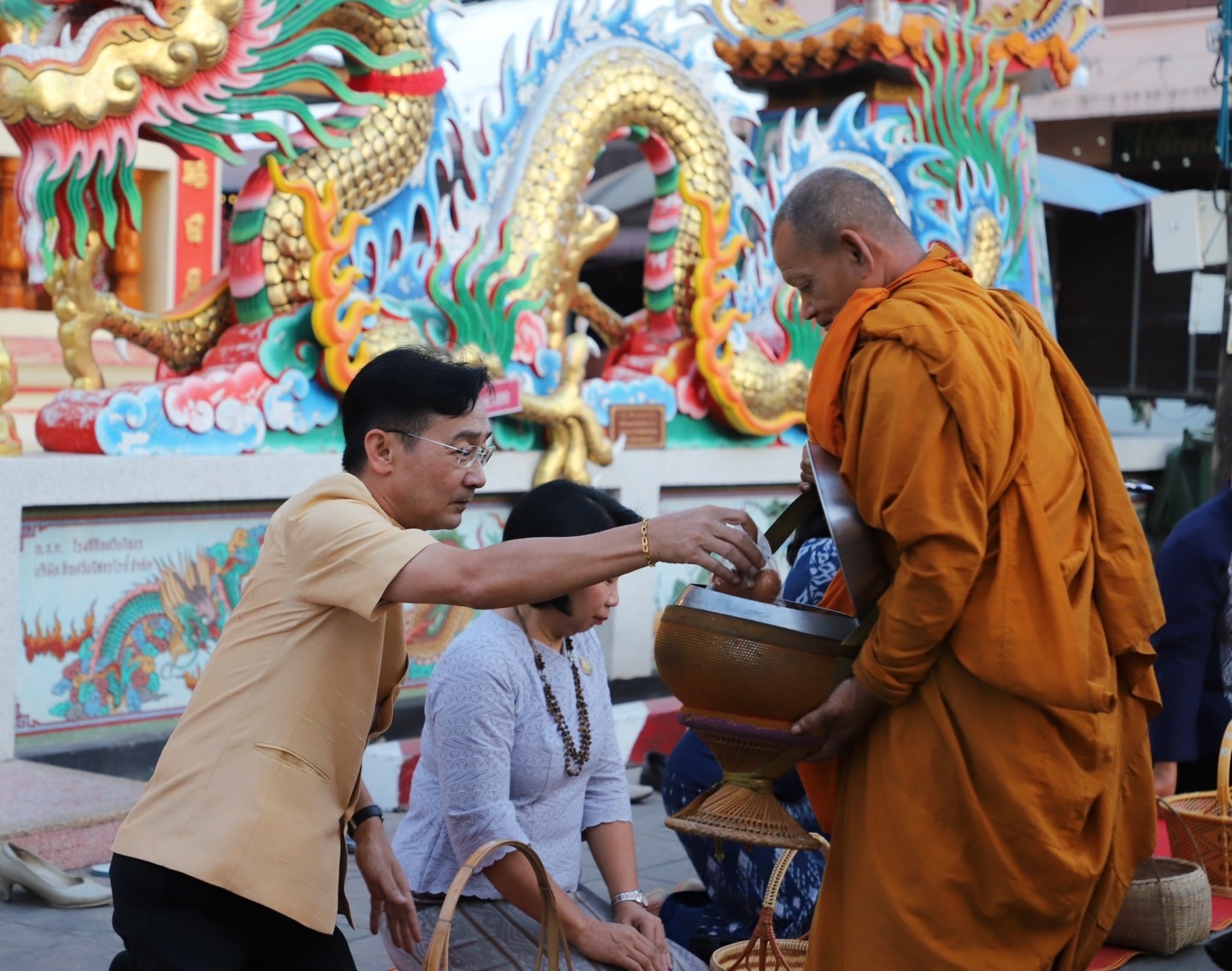 พช.ยโสธรร่วมทำบุญตักบาตรย้อนยุค วิถีถิ่น วิถีไทย ถนนคนเดินยโสธร เมืองเก่าบ้านสิงห์ท่า และร่วมกันสวมใส่ผ้าไทยตามโครงการ “ผ้าไทยใส่ให้สนุก