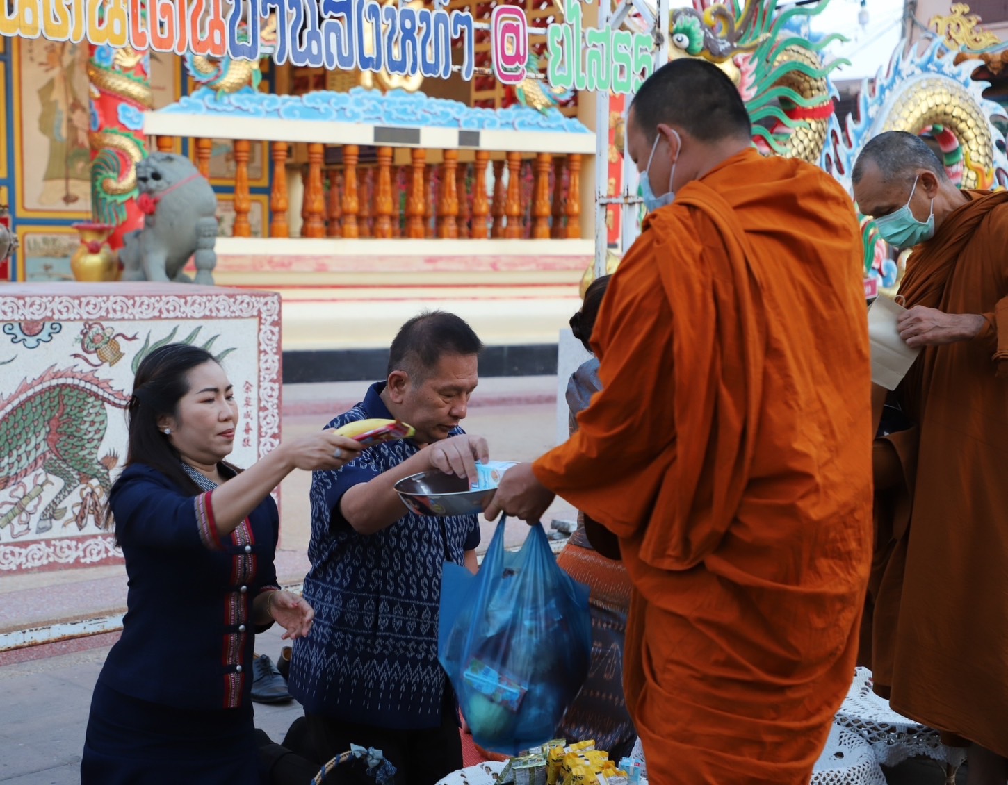 พช.ยโสธรร่วมทำบุญตักบาตรย้อนยุค วิถีถิ่น วิถีไทย ถนนคนเดินยโสธร เมืองเก่าบ้านสิงห์ท่า และร่วมกันสวมใส่ผ้าไทยตามโครงการ “ผ้าไทยใส่ให้สนุก