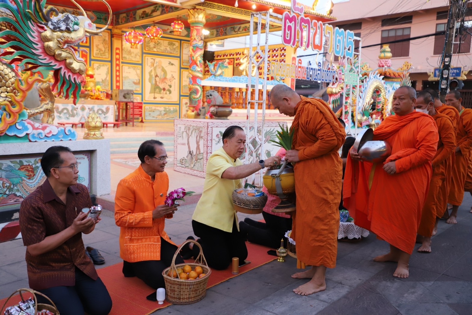 พช.ยโสธรร่วมทำบุญตักบาตรย้อนยุค วิถีถิ่น วิถีไทย ถนนคนเดินยโสธร เมืองเก่าบ้านสิงห์ท่า และร่วมกันสวมใส่ผ้าไทยตามโครงการ “ผ้าไทยใส่ให้สนุก