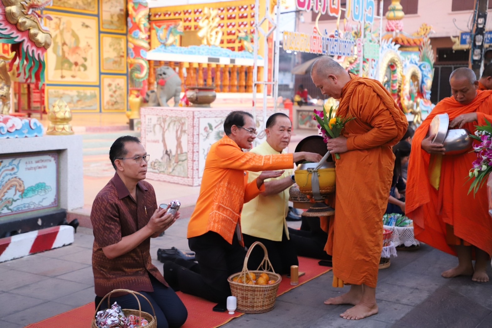 พช.ยโสธรร่วมทำบุญตักบาตรย้อนยุค วิถีถิ่น วิถีไทย ถนนคนเดินยโสธร เมืองเก่าบ้านสิงห์ท่า และร่วมกันสวมใส่ผ้าไทยตามโครงการ “ผ้าไทยใส่ให้สนุก