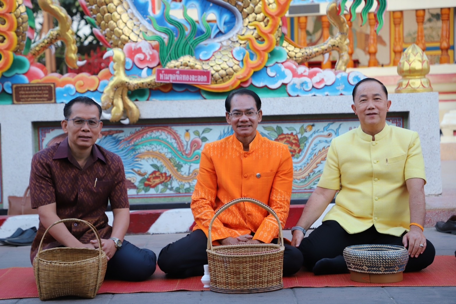 พช.ยโสธรร่วมทำบุญตักบาตรย้อนยุค วิถีถิ่น วิถีไทย ถนนคนเดินยโสธร เมืองเก่าบ้านสิงห์ท่า และร่วมกันสวมใส่ผ้าไทยตามโครงการ “ผ้าไทยใส่ให้สนุก