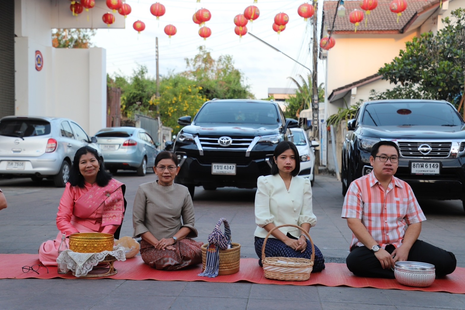 พช.ยโสธรร่วมทำบุญตักบาตรย้อนยุค วิถีถิ่น วิถีไทย ถนนคนเดินยโสธร เมืองเก่าบ้านสิงห์ท่า และร่วมกันสวมใส่ผ้าไทยตามโครงการ “ผ้าไทยใส่ให้สนุก