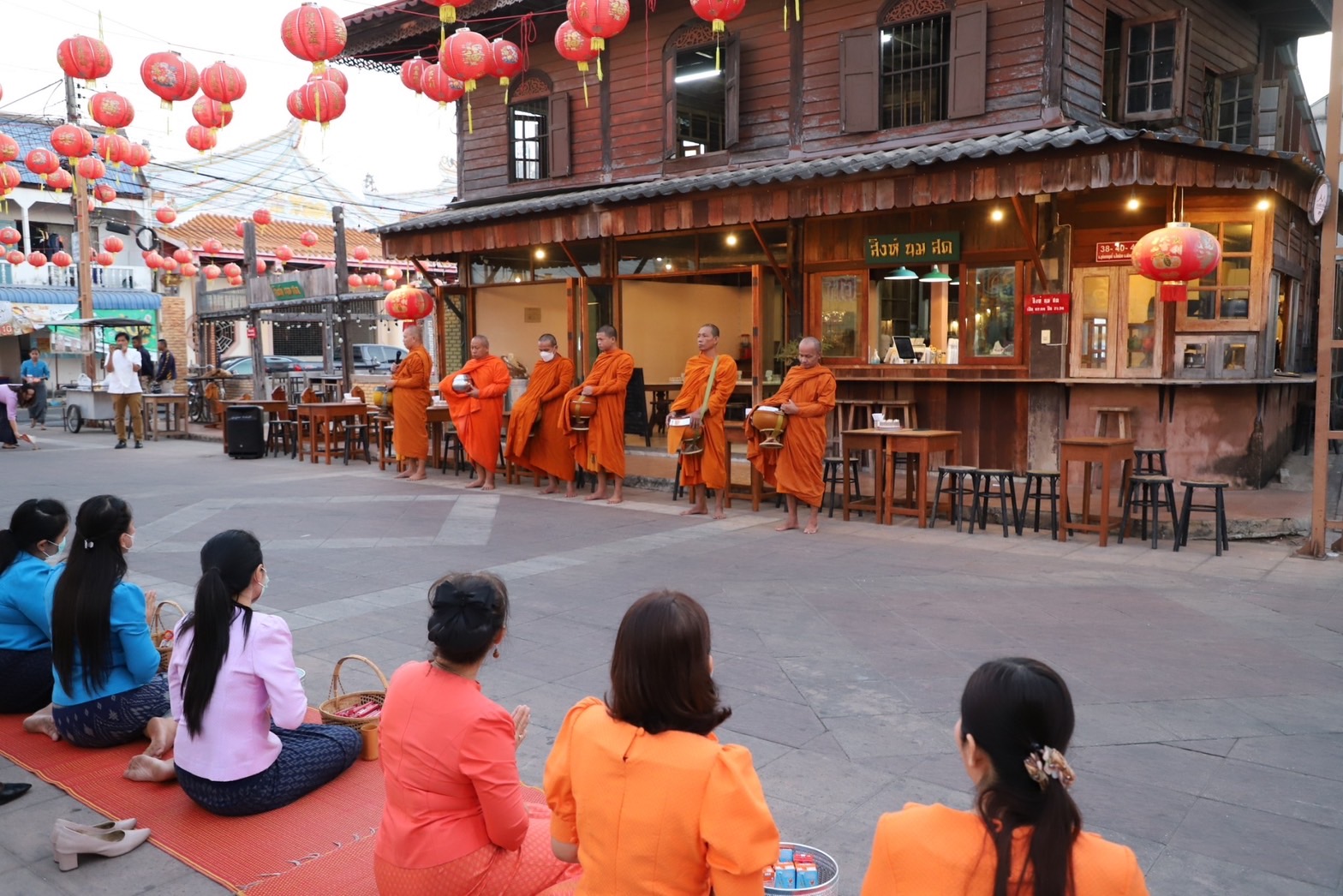 พช.ยโสธรร่วมทำบุญตักบาตรย้อนยุค วิถีถิ่น วิถีไทย ถนนคนเดินยโสธร เมืองเก่าบ้านสิงห์ท่า และร่วมกันสวมใส่ผ้าไทยตามโครงการ “ผ้าไทยใส่ให้สนุก