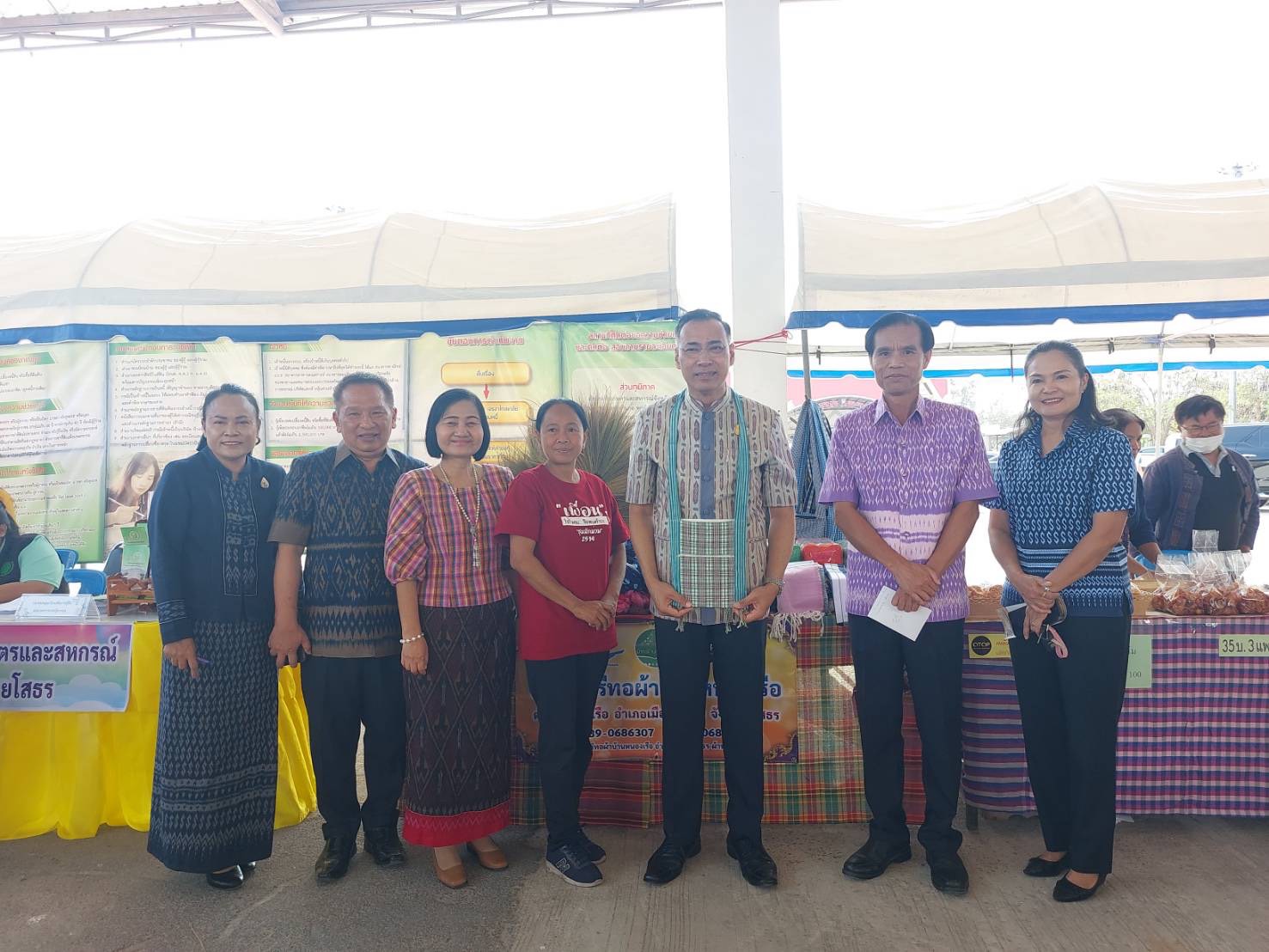 พช.ยโสธร ร่วมพิธีเปิดกิจกรรมตลาดนัดแก้หนี้