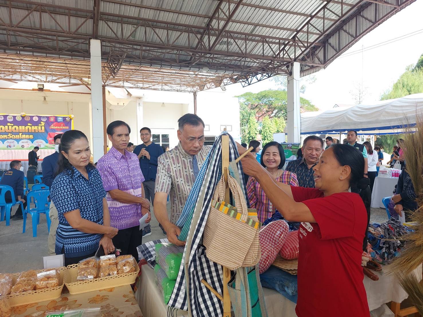 พช.ยโสธร ร่วมพิธีเปิดกิจกรรมตลาดนัดแก้หนี้