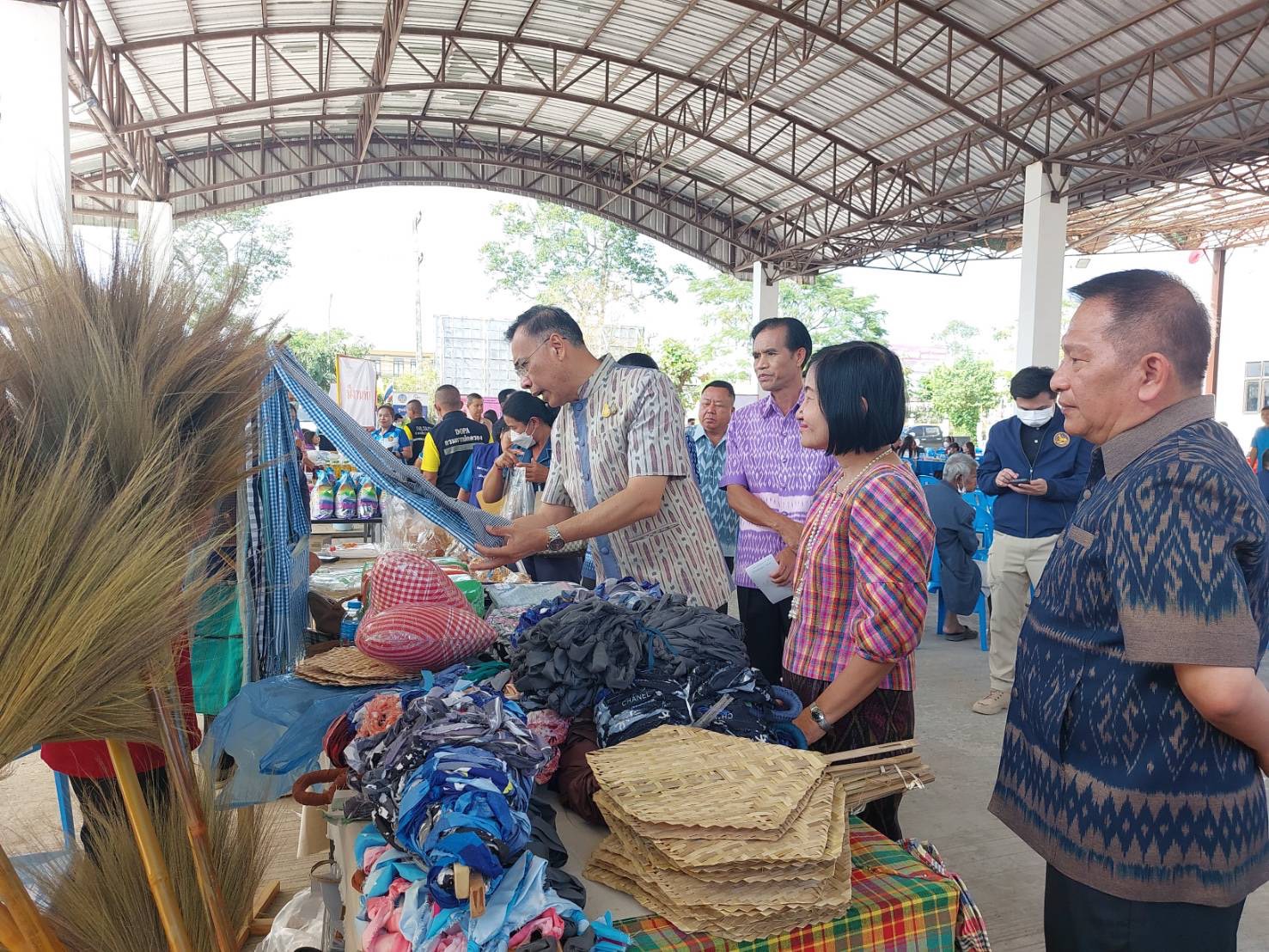 พช.ยโสธร ร่วมพิธีเปิดกิจกรรมตลาดนัดแก้หนี้