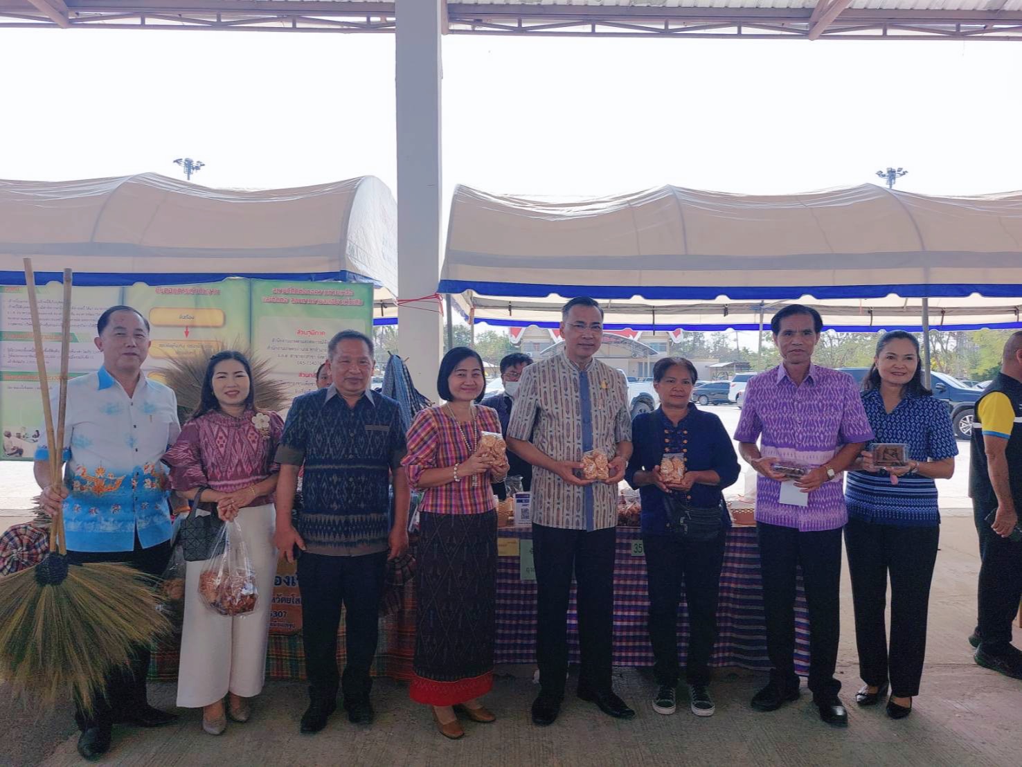 พช.ยโสธร ร่วมพิธีเปิดกิจกรรมตลาดนัดแก้หนี้