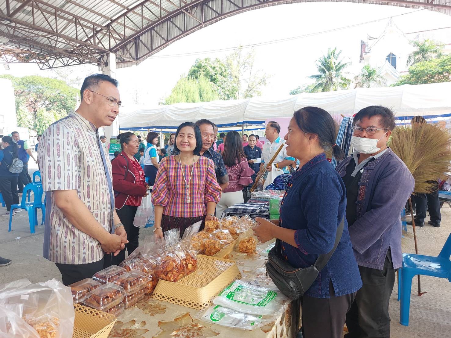 พช.ยโสธร ร่วมพิธีเปิดกิจกรรมตลาดนัดแก้หนี้