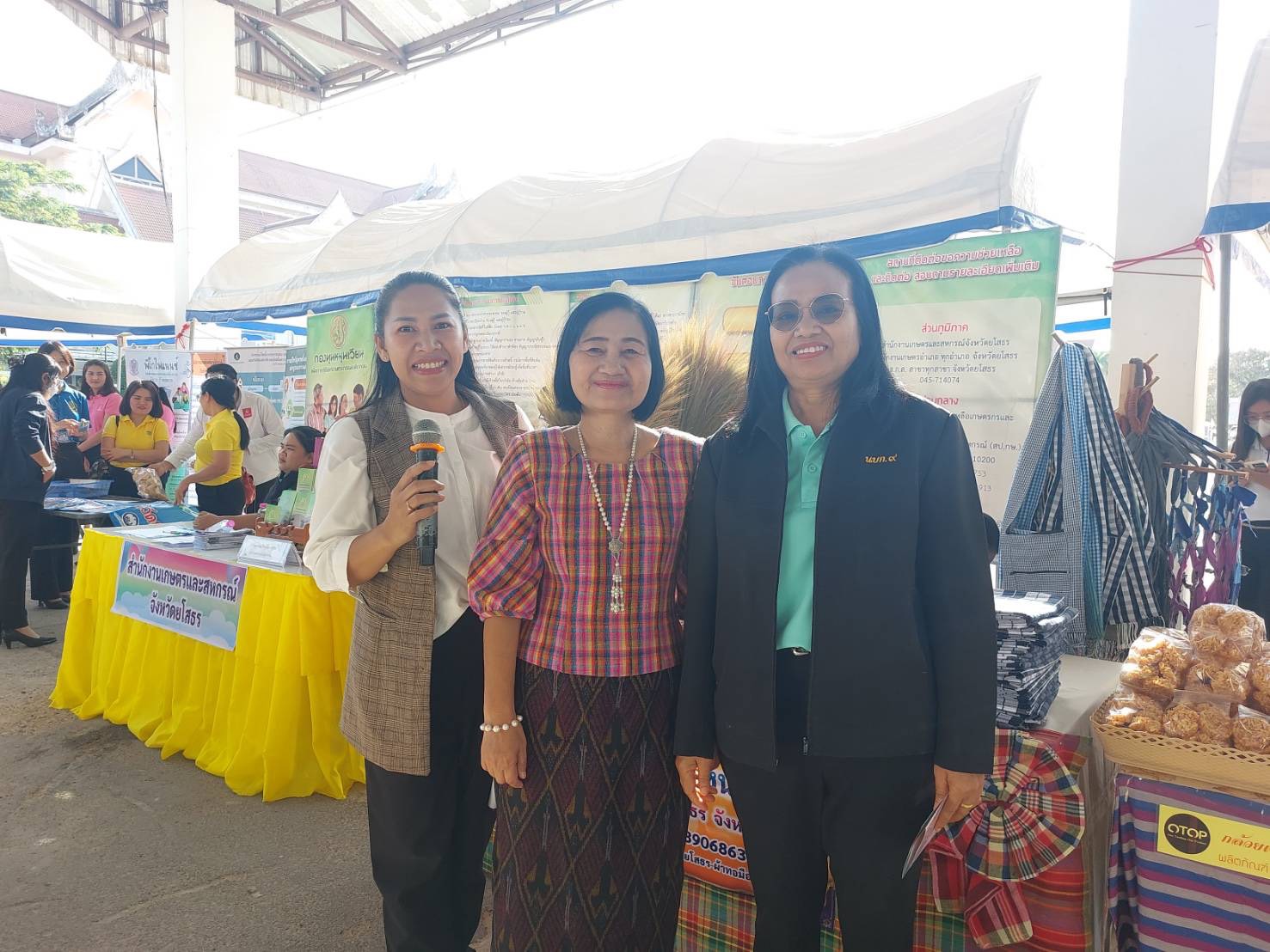 พช.ยโสธร ร่วมพิธีเปิดกิจกรรมตลาดนัดแก้หนี้