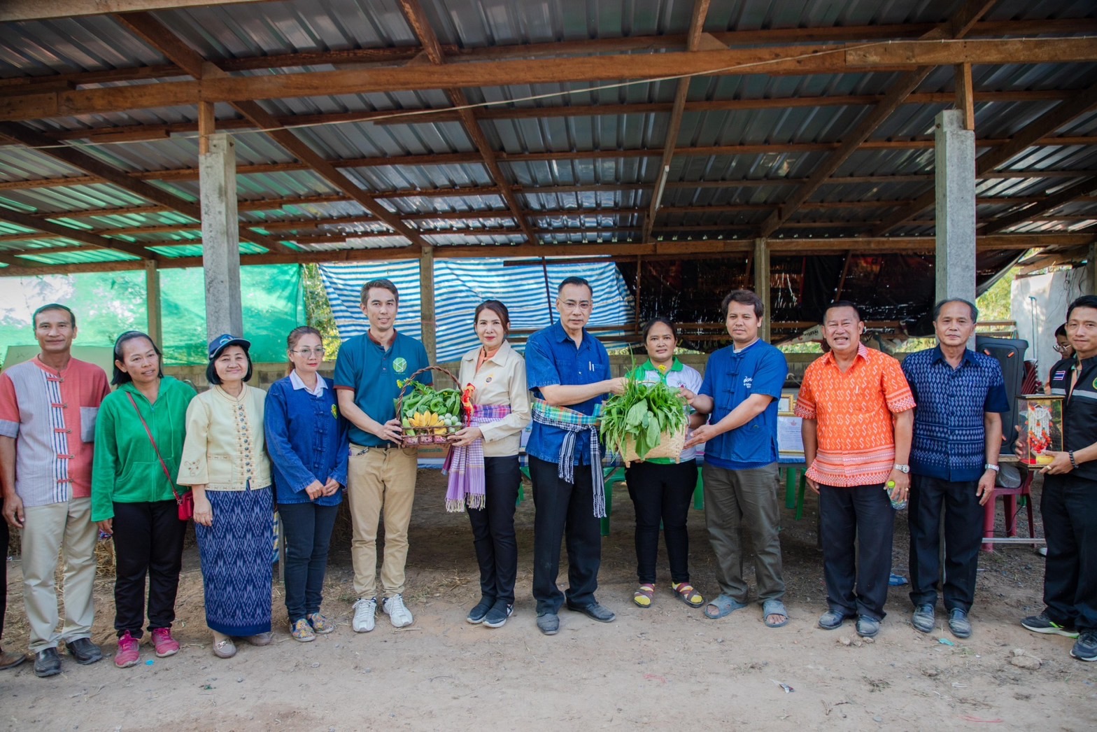 พ่อเมืองยโสธร ลงพื้นที่เยี่ยมชมโคกหนองนาพัฒนาชุมชน ณ พื้นที่อำเภอมหาชนะชัย จังหวัดยโสธร