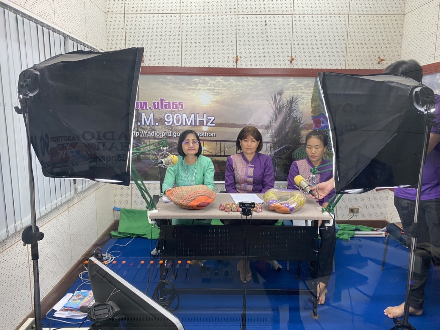 พช.ยโสธร นำกลุ่มผู้ประกอบการ OTOP ออกรายการวิทยุ “ออนซอนยโสธร” ณ สถานีวิทยุกระจายเสียงแห่งประเทศไทย จังหวัดยโสธร