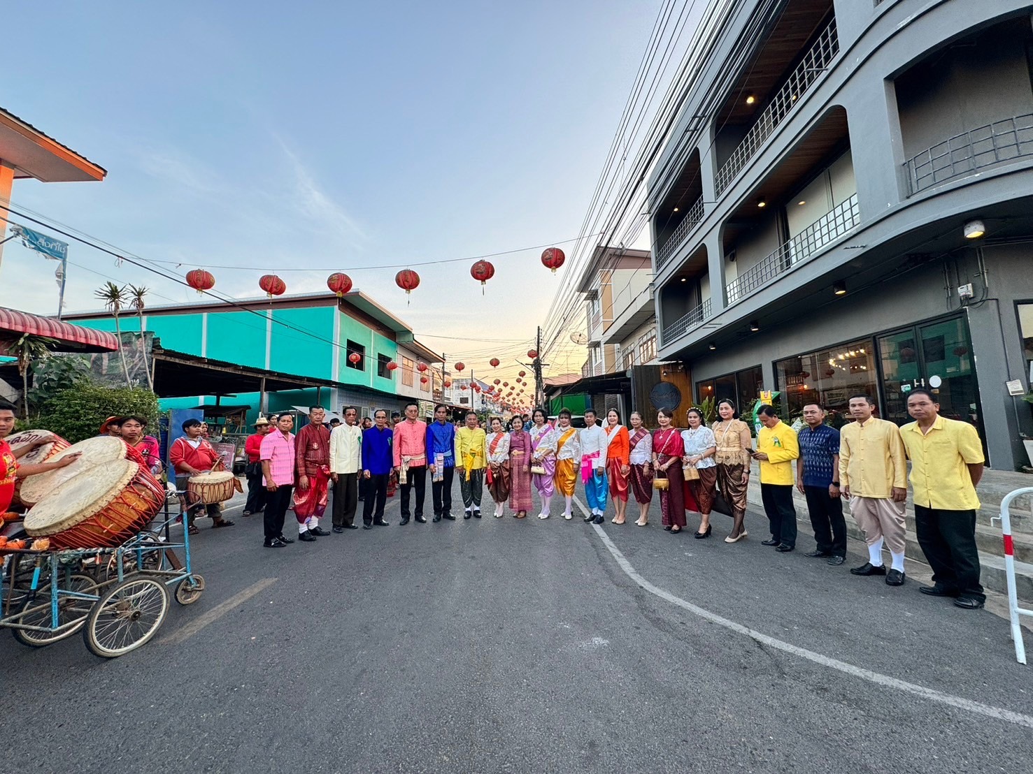 พช.ยโสธร ร่วมพิธีเปิดงาน ตลาดวัฒนธรรม ถนนสายวัฒนธรรม ถนนคนเดิน จังหวัดยโสธร ตอน “อุ่นไอรัก” เพื่อเฉลิมพระเกียรติพระบาทสมเด็จพระเจ้าอยู่หัว เนื่องในโอกาสมหามงคล เฉลิมพระชนมพรรษา ๖ รอบ ณ ย่านเมืองเก่าบ้านสิงห์ท่า