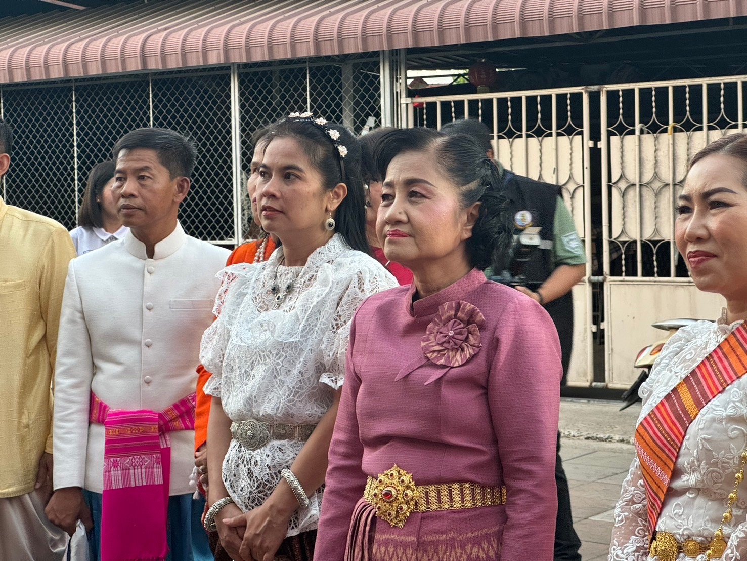 พช.ยโสธร ร่วมพิธีเปิดงาน ตลาดวัฒนธรรม ถนนสายวัฒนธรรม ถนนคนเดิน จังหวัดยโสธร ตอน “อุ่นไอรัก” เพื่อเฉลิมพระเกียรติพระบาทสมเด็จพระเจ้าอยู่หัว เนื่องในโอกาสมหามงคล เฉลิมพระชนมพรรษา ๖ รอบ ณ ย่านเมืองเก่าบ้านสิงห์ท่า