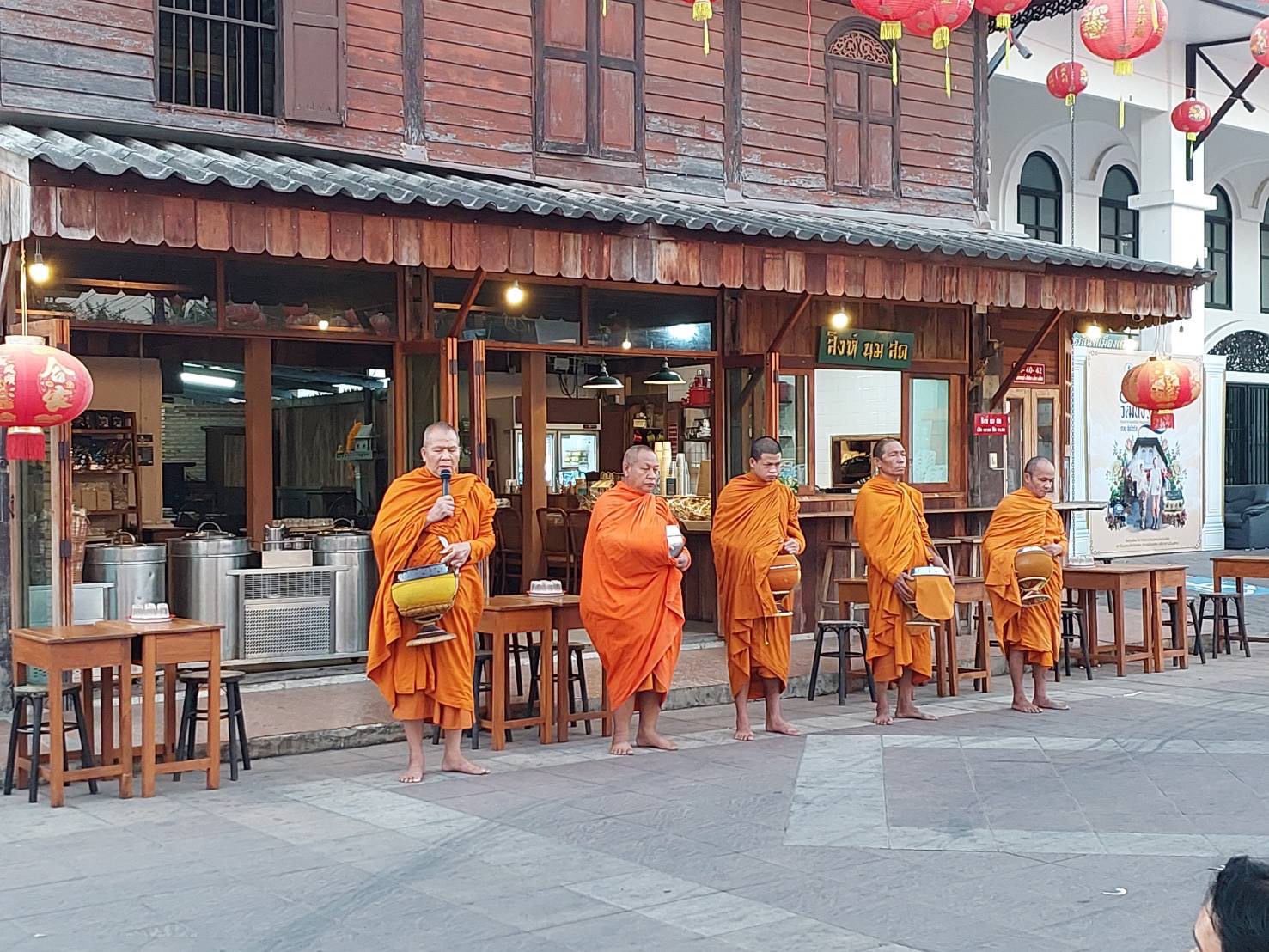 พช.ยโสธร ร่วมทำบุญตักบาตรย้อนยุค วิถีถิ่น วิถีไทย ถนนคนเดินยโสธร เมืองเก่าบ้านสิงห์ท่า และร่วมกันสวมใส่ผ้าไทยตามโครงการ “ผ้าไทยใส่ให้สนุก