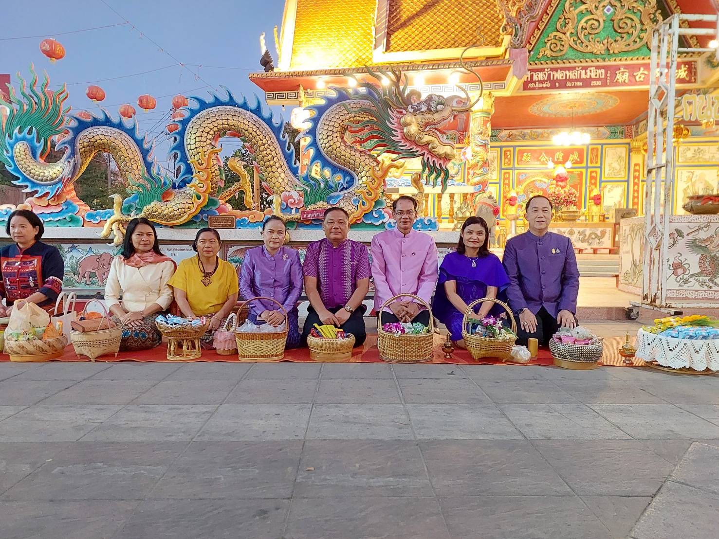 พช.ยโสธร ร่วมทำบุญตักบาตรย้อนยุค วิถีถิ่น วิถีไทย ถนนคนเดินยโสธร เมืองเก่าบ้านสิงห์ท่า และร่วมกันสวมใส่ผ้าไทยตามโครงการ “ผ้าไทยใส่ให้สนุก