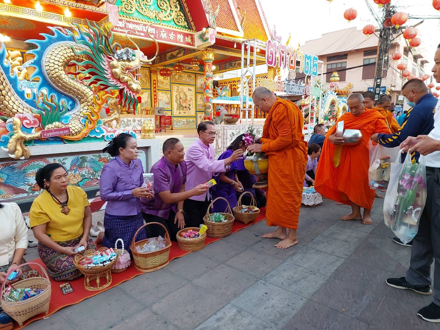 พช.ยโสธร ร่วมทำบุญตักบาตรย้อนยุค วิถีถิ่น วิถีไทย ถนนคนเดินยโสธร เมืองเก่าบ้านสิงห์ท่า และร่วมกันสวมใส่ผ้าไทยตามโครงการ “ผ้าไทยใส่ให้สนุก
