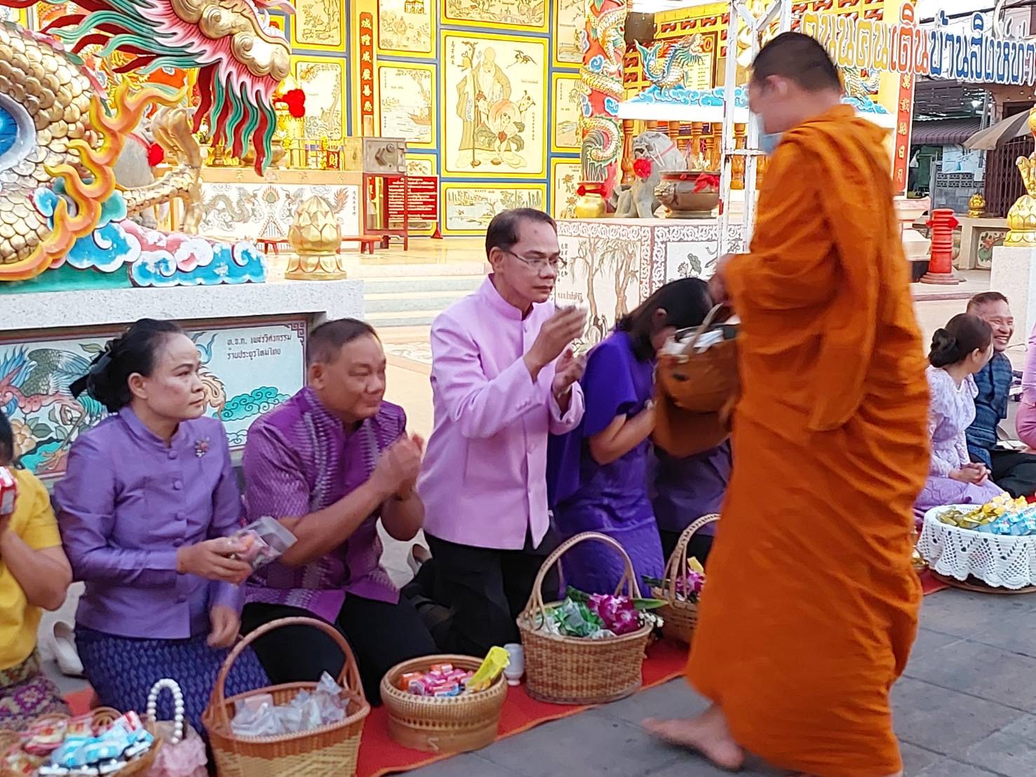 พช.ยโสธร ร่วมทำบุญตักบาตรย้อนยุค วิถีถิ่น วิถีไทย ถนนคนเดินยโสธร เมืองเก่าบ้านสิงห์ท่า และร่วมกันสวมใส่ผ้าไทยตามโครงการ “ผ้าไทยใส่ให้สนุก