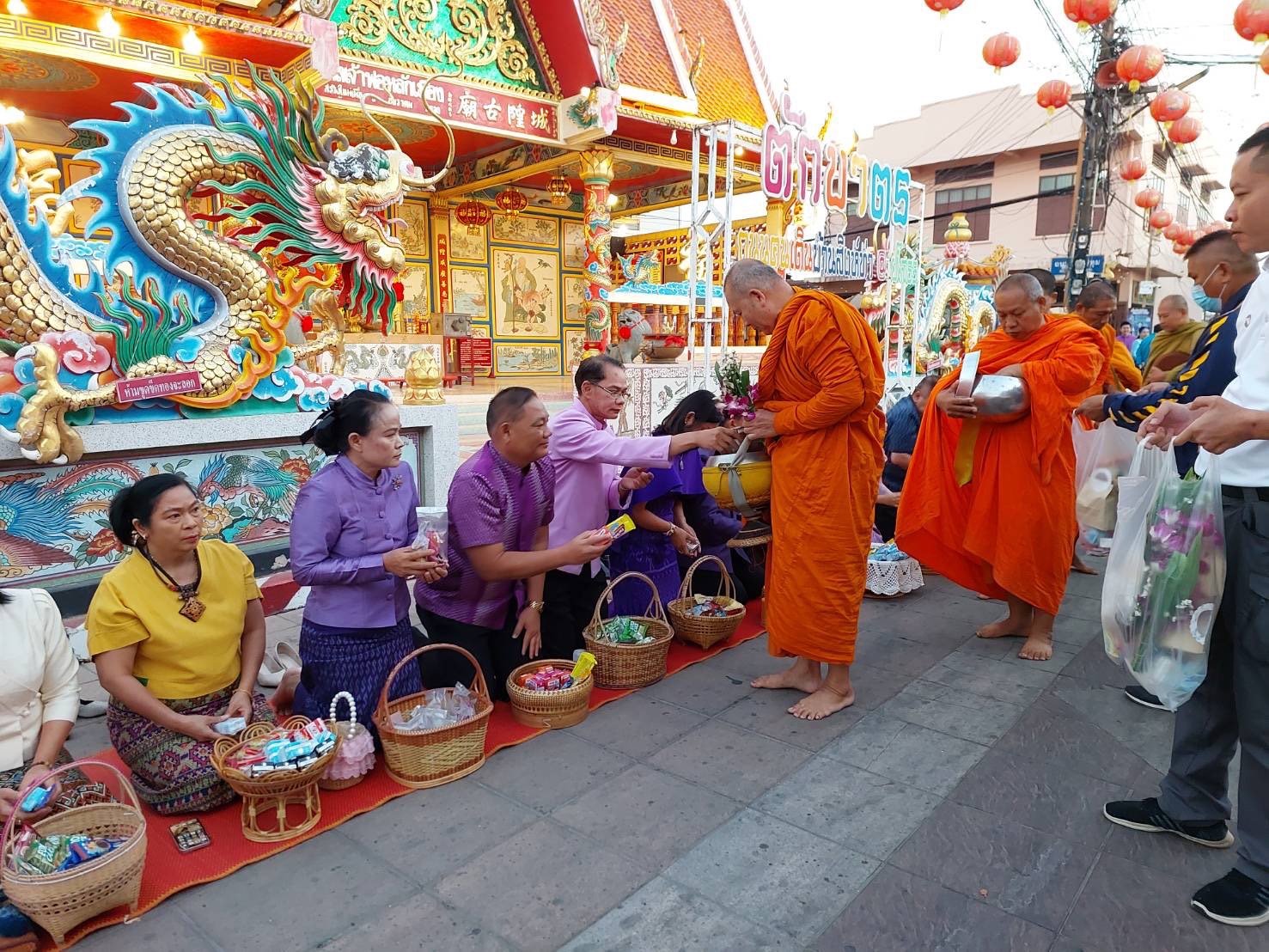พช.ยโสธร ร่วมทำบุญตักบาตรย้อนยุค วิถีถิ่น วิถีไทย ถนนคนเดินยโสธร เมืองเก่าบ้านสิงห์ท่า และร่วมกันสวมใส่ผ้าไทยตามโครงการ “ผ้าไทยใส่ให้สนุก