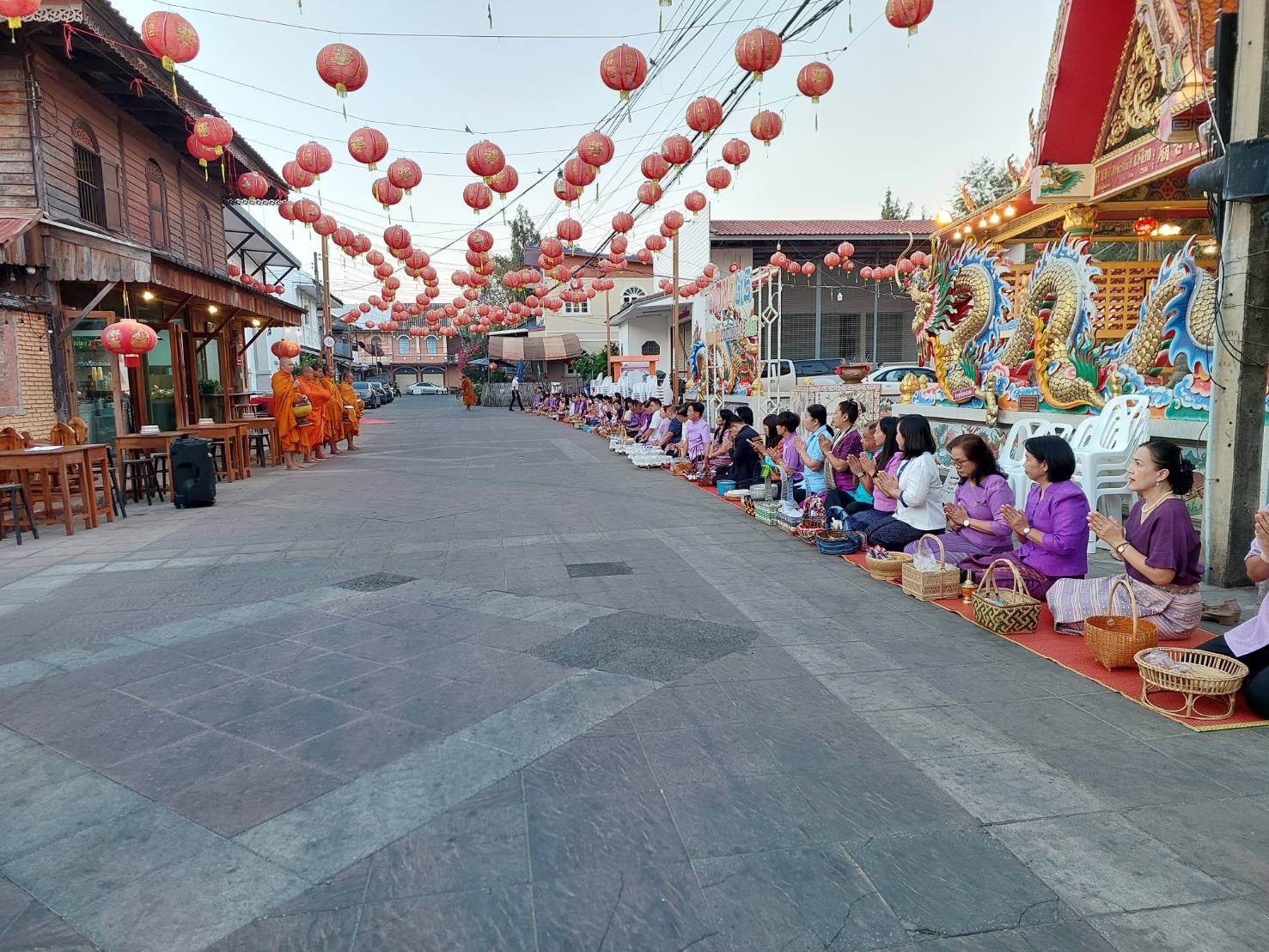 พช.ยโสธร ร่วมทำบุญตักบาตรย้อนยุค วิถีถิ่น วิถีไทย ถนนคนเดินยโสธร เมืองเก่าบ้านสิงห์ท่า และร่วมกันสวมใส่ผ้าไทยตามโครงการ “ผ้าไทยใส่ให้สนุก