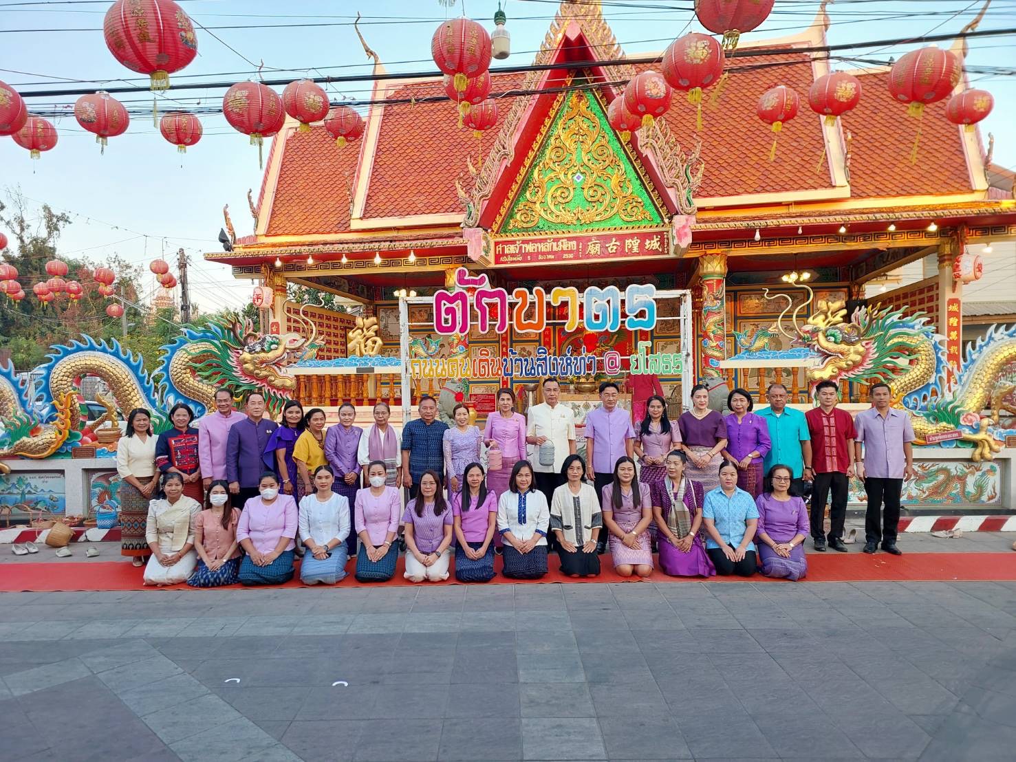 พช.ยโสธร ร่วมทำบุญตักบาตรย้อนยุค วิถีถิ่น วิถีไทย ถนนคนเดินยโสธร เมืองเก่าบ้านสิงห์ท่า และร่วมกันสวมใส่ผ้าไทยตามโครงการ “ผ้าไทยใส่ให้สนุก