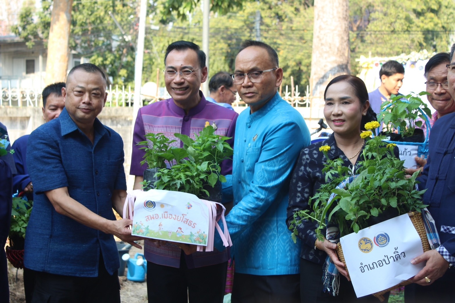 จังหวัดยโสธร “Kick off ปลูกผักสวนครัว เพื่อสร้างความมั่นคงทางอาหาร” น้อมนำแนวพระราชดำริของสมเด็จพระกนิษฐาธิราชเจ้ากรมสมเด็จพระเทพรัตนราชสุดาฯ สยามบรมราชกุมารี สู่ปฏิบัติการปลูกผักสวนครัว เพื่อสร้างความมั่นคงทางอาหาร