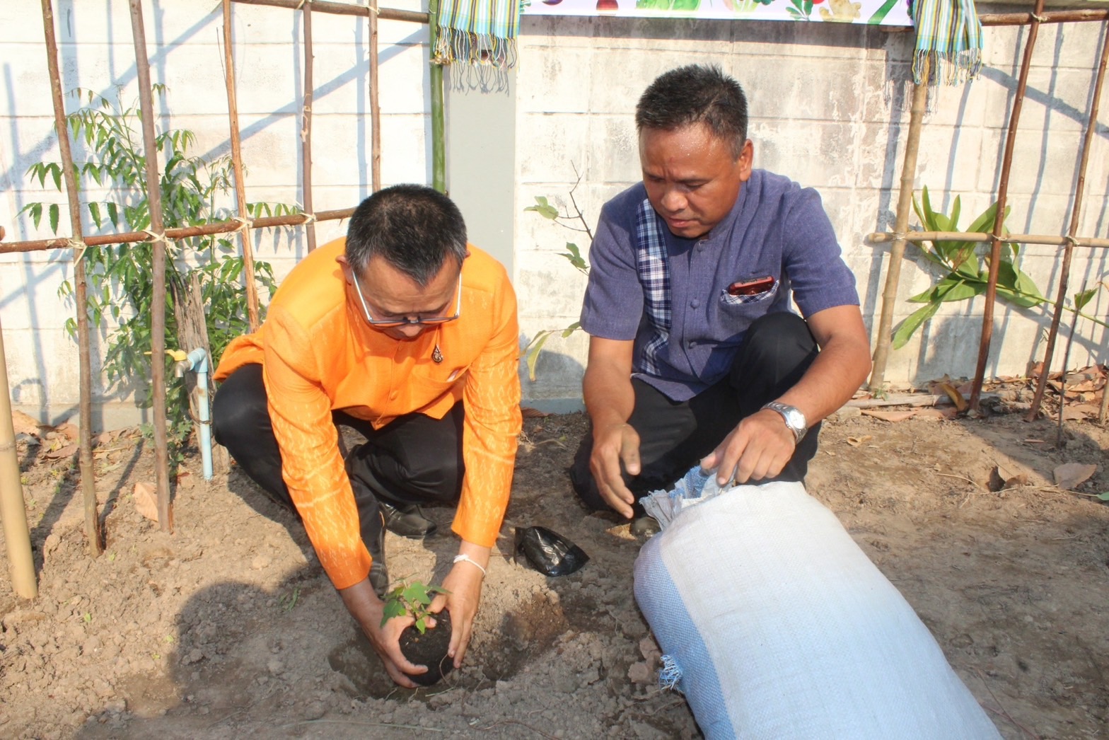 จังหวัดยโสธร “Kick off ปลูกผักสวนครัว เพื่อสร้างความมั่นคงทางอาหาร” น้อมนำแนวพระราชดำริของสมเด็จพระกนิษฐาธิราชเจ้ากรมสมเด็จพระเทพรัตนราชสุดาฯ สยามบรมราชกุมารี สู่ปฏิบัติการปลูกผักสวนครัว เพื่อสร้างความมั่นคงทางอาหาร