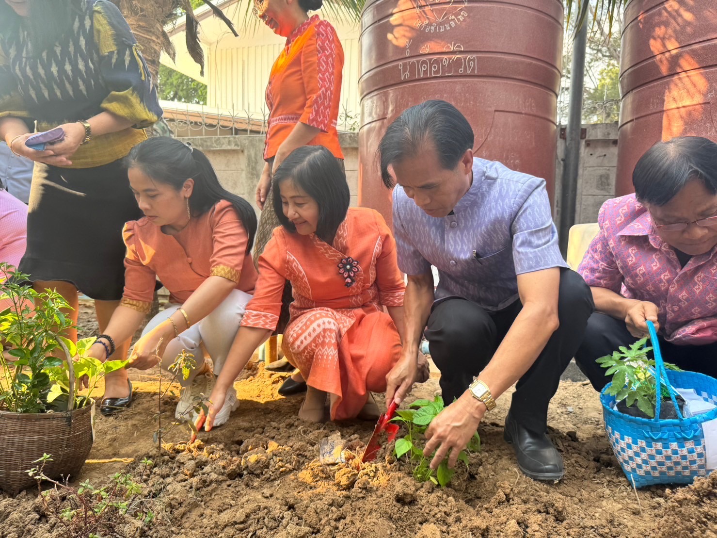 จังหวัดยโสธร “Kick off ปลูกผักสวนครัว เพื่อสร้างความมั่นคงทางอาหาร” น้อมนำแนวพระราชดำริของสมเด็จพระกนิษฐาธิราชเจ้ากรมสมเด็จพระเทพรัตนราชสุดาฯ สยามบรมราชกุมารี สู่ปฏิบัติการปลูกผักสวนครัว เพื่อสร้างความมั่นคงทางอาหาร