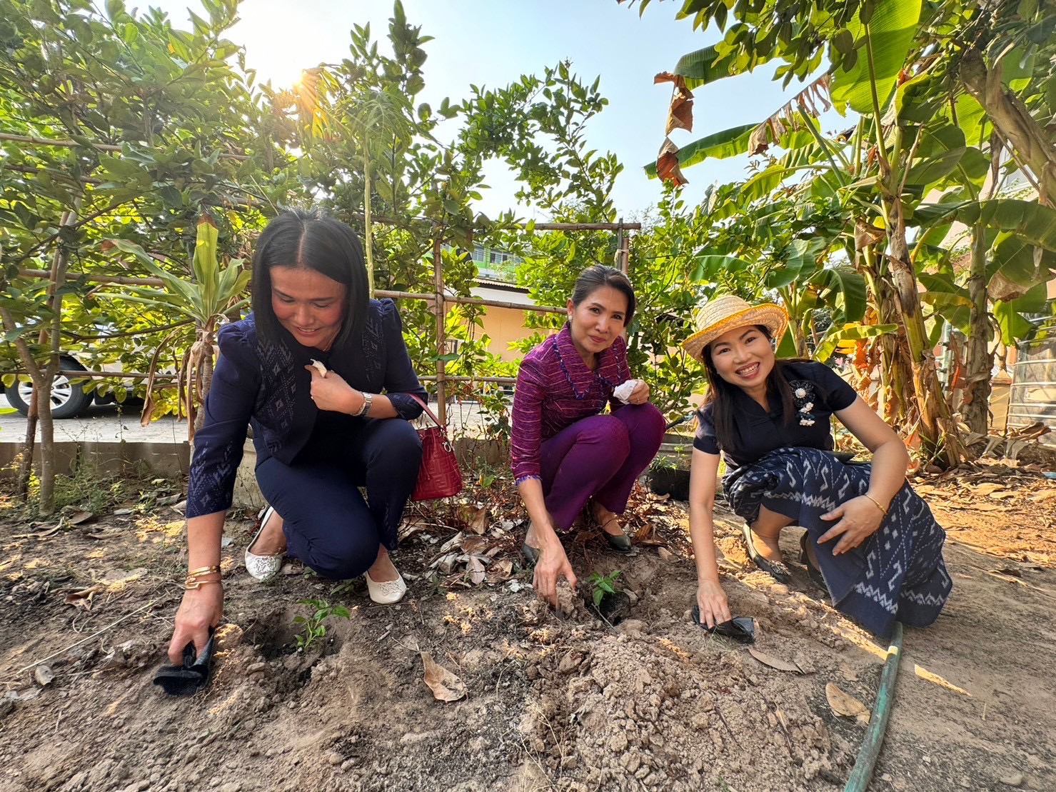 จังหวัดยโสธร “Kick off ปลูกผักสวนครัว เพื่อสร้างความมั่นคงทางอาหาร” น้อมนำแนวพระราชดำริของสมเด็จพระกนิษฐาธิราชเจ้ากรมสมเด็จพระเทพรัตนราชสุดาฯ สยามบรมราชกุมารี สู่ปฏิบัติการปลูกผักสวนครัว เพื่อสร้างความมั่นคงทางอาหาร