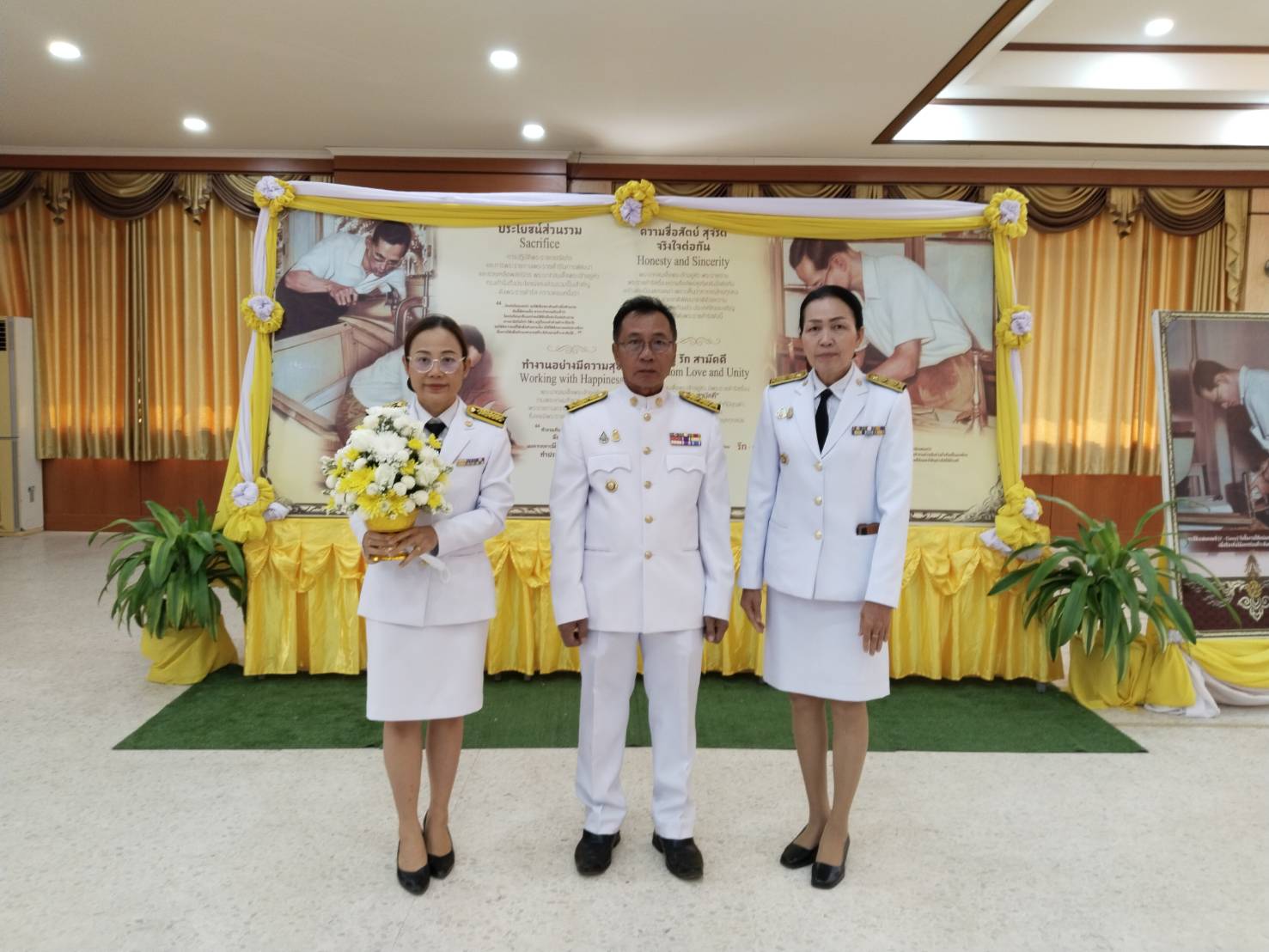 พช.ยโสธร พิธีวางพานพุ่มถวายราชสักการะแด่พระบาทสมเด็จพระบรมชนกาธิเบศร มหาภูมิพลอดุลยเดชมหาราช บรมนาถบพิตร “พระบิดาแห่งมาตรฐานการช่างไทย”