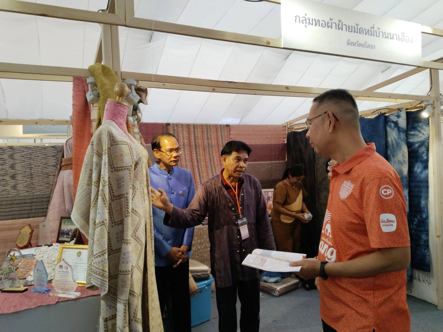 อธิบดีกรมการพัฒนาขุมชน เยี่ยมให้กำลังใจ บูธ พช.ยโสธร ในการร่วมดำเนินโครงการ พัฒนาผู้นำการเปลี่ยนแปลงภูมิปัญญาชุมชนไทย