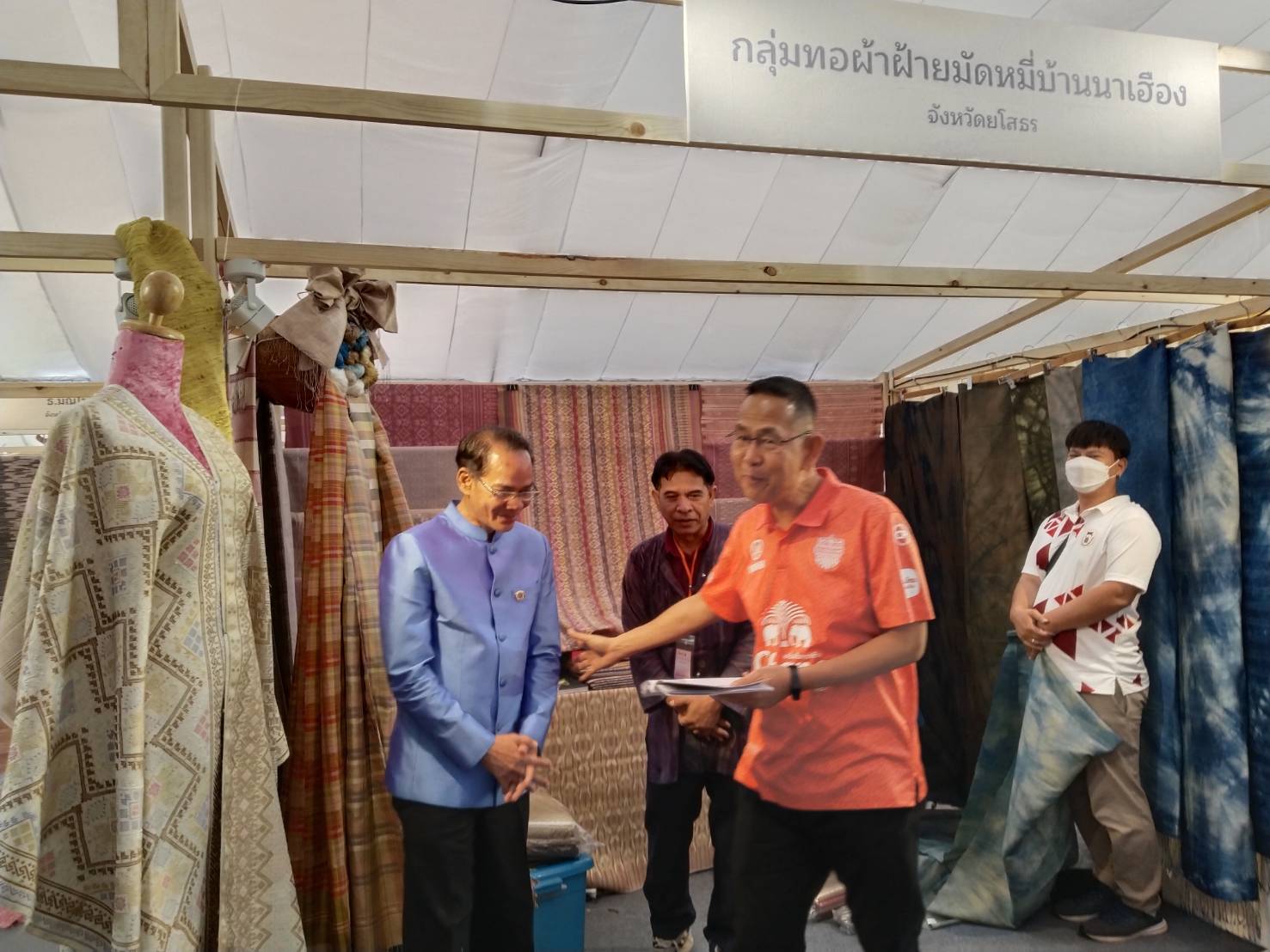 อธิบดีกรมการพัฒนาขุมชน เยี่ยมให้กำลังใจ บูธ พช.ยโสธร ในการร่วมดำเนินโครงการ พัฒนาผู้นำการเปลี่ยนแปลงภูมิปัญญาชุมชนไทย