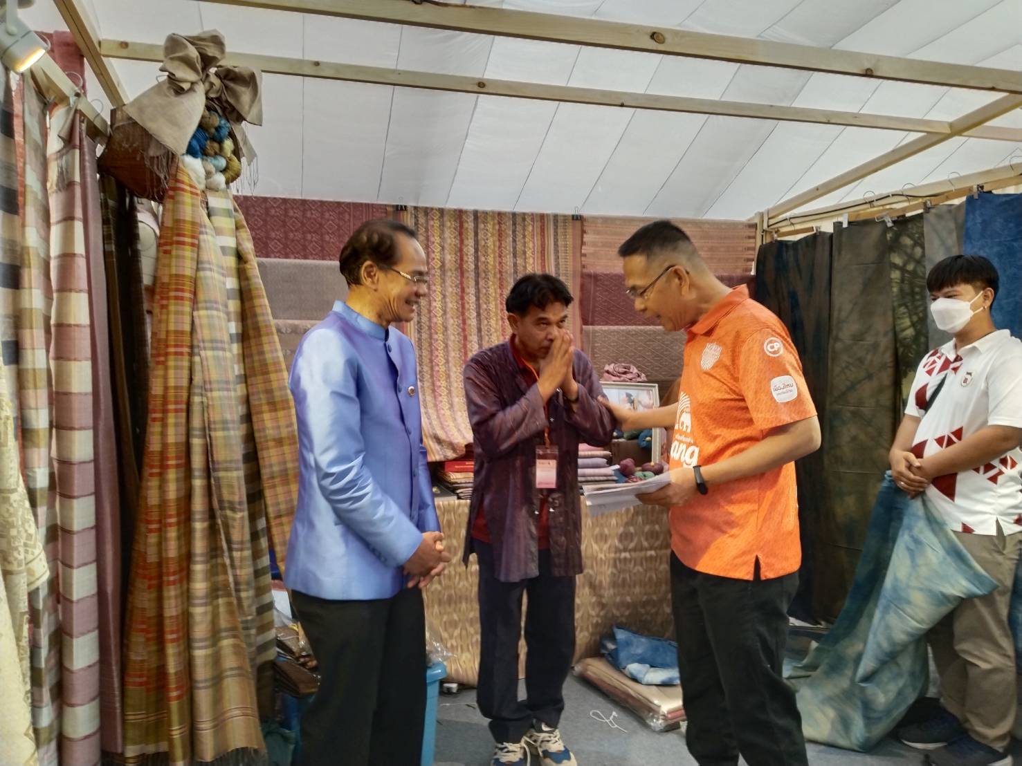 อธิบดีกรมการพัฒนาขุมชน เยี่ยมให้กำลังใจ บูธ พช.ยโสธร ในการร่วมดำเนินโครงการ พัฒนาผู้นำการเปลี่ยนแปลงภูมิปัญญาชุมชนไทย