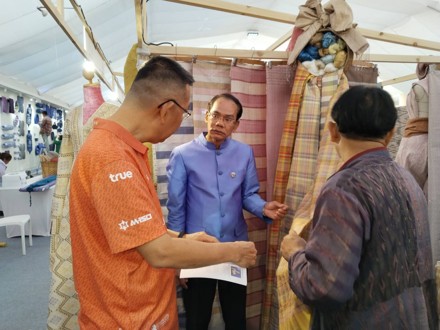 อธิบดีกรมการพัฒนาขุมชน เยี่ยมให้กำลังใจ บูธ พช.ยโสธร ในการร่วมดำเนินโครงการ พัฒนาผู้นำการเปลี่ยนแปลงภูมิปัญญาชุมชนไทย