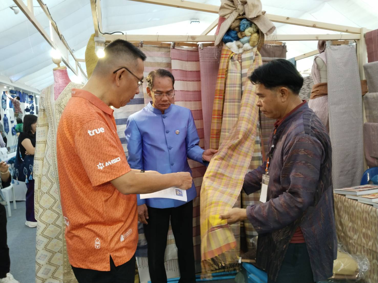 อธิบดีกรมการพัฒนาขุมชน เยี่ยมให้กำลังใจ บูธ พช.ยโสธร ในการร่วมดำเนินโครงการ พัฒนาผู้นำการเปลี่ยนแปลงภูมิปัญญาชุมชนไทย