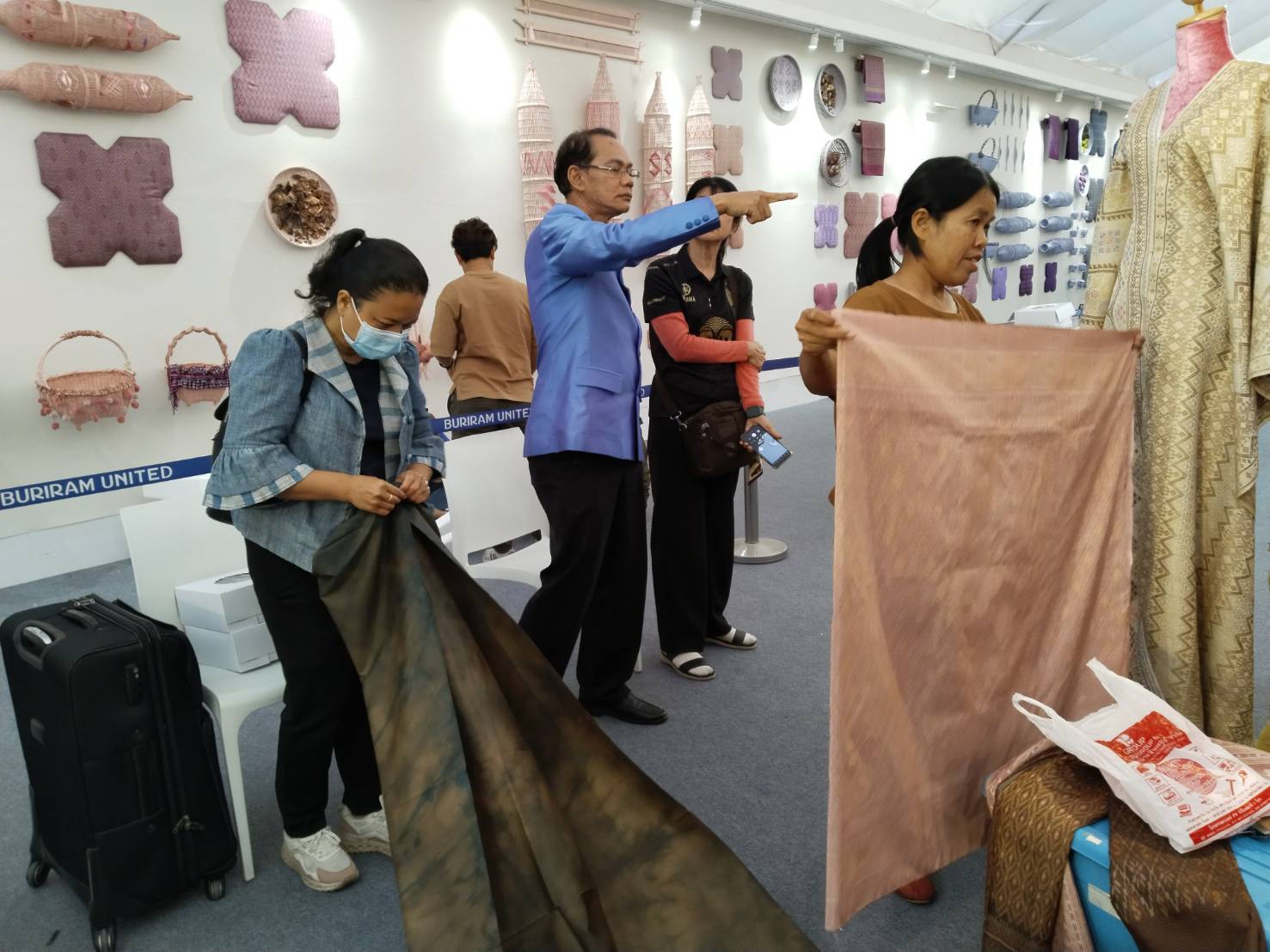 อธิบดีกรมการพัฒนาขุมชน เยี่ยมให้กำลังใจ บูธ พช.ยโสธร ในการร่วมดำเนินโครงการ พัฒนาผู้นำการเปลี่ยนแปลงภูมิปัญญาชุมชนไทย