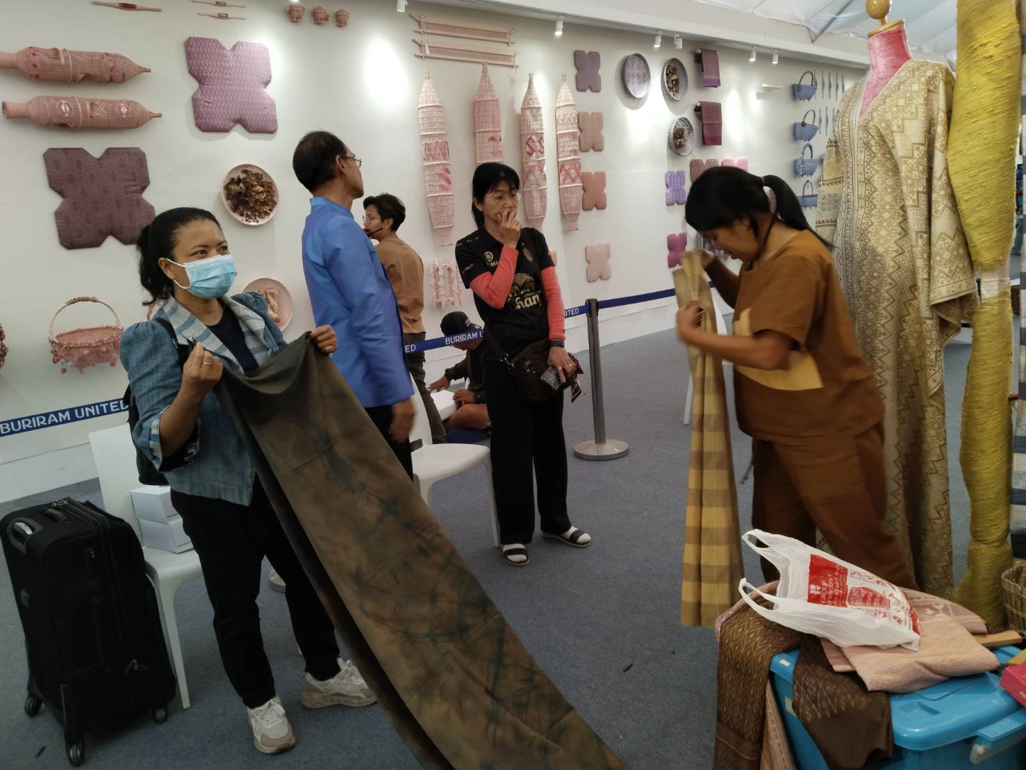 อธิบดีกรมการพัฒนาขุมชน เยี่ยมให้กำลังใจ บูธ พช.ยโสธร ในการร่วมดำเนินโครงการ พัฒนาผู้นำการเปลี่ยนแปลงภูมิปัญญาชุมชนไทย